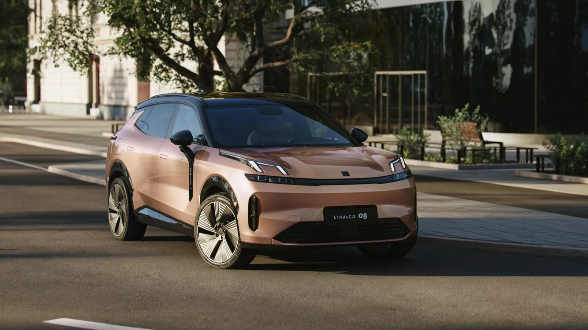 Lynk & Co 08 EM-P có thiết kế cơ bắp nhưng ít gai góc, nhiều mặt phẳng - Ảnh: Lynk & Co