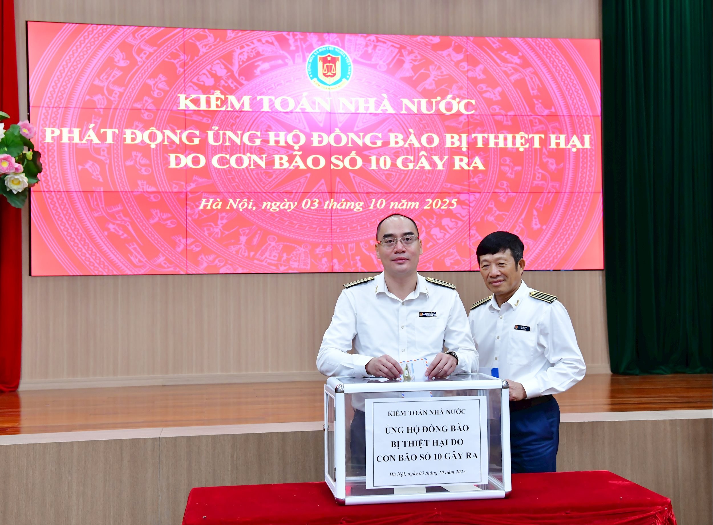 Phó Tổng Kiểm toán nhà nước Bùi Quốc Dũng ủng hộ đồng bào bị ảnh hưởng bởi bão lũ