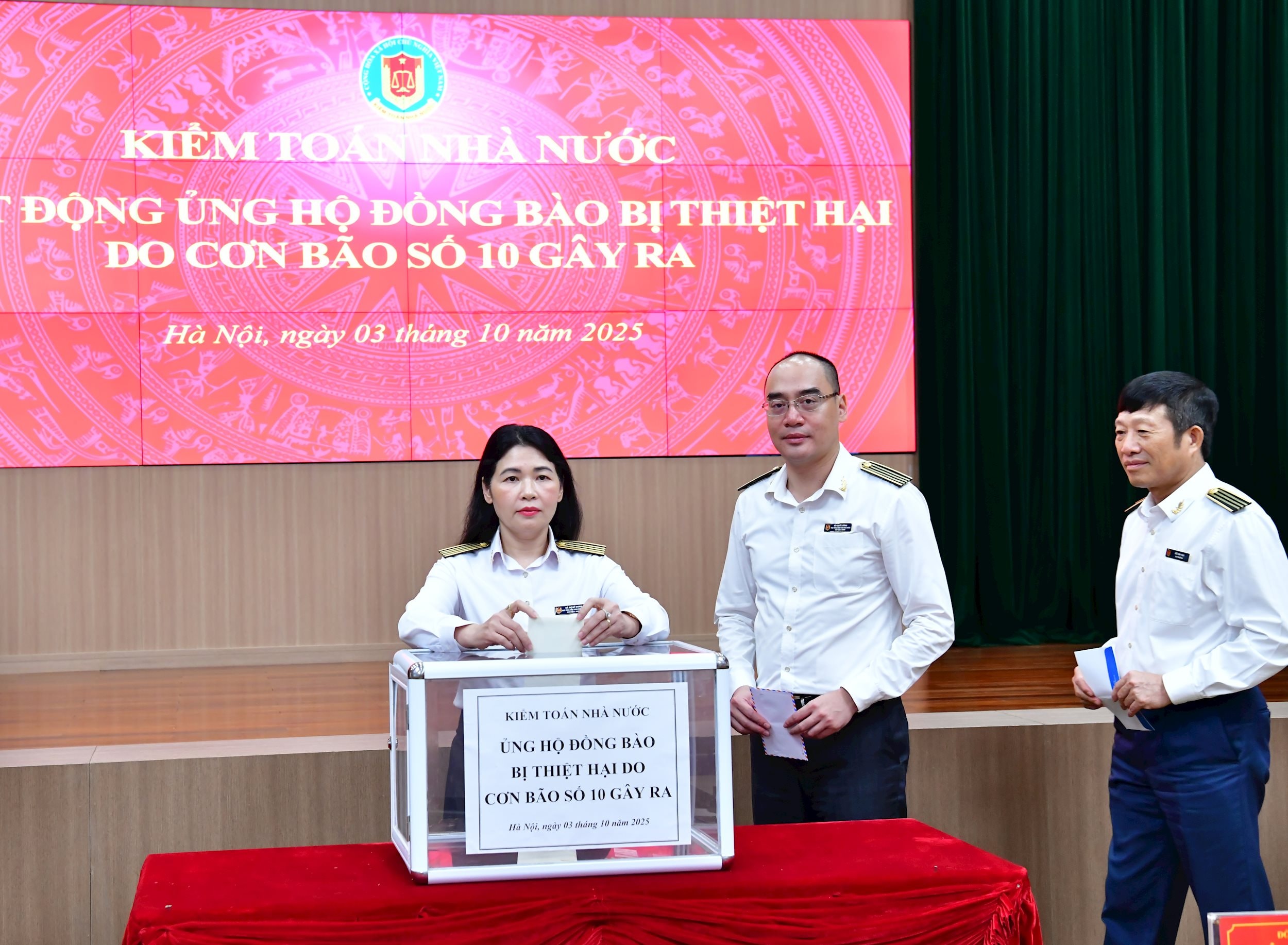 Phó Tổng Kiểm toán nhà nước Hà Thị Mỹ Dung ủng hộ đồng bào bị ảnh hưởng bởi cơn bão số 10