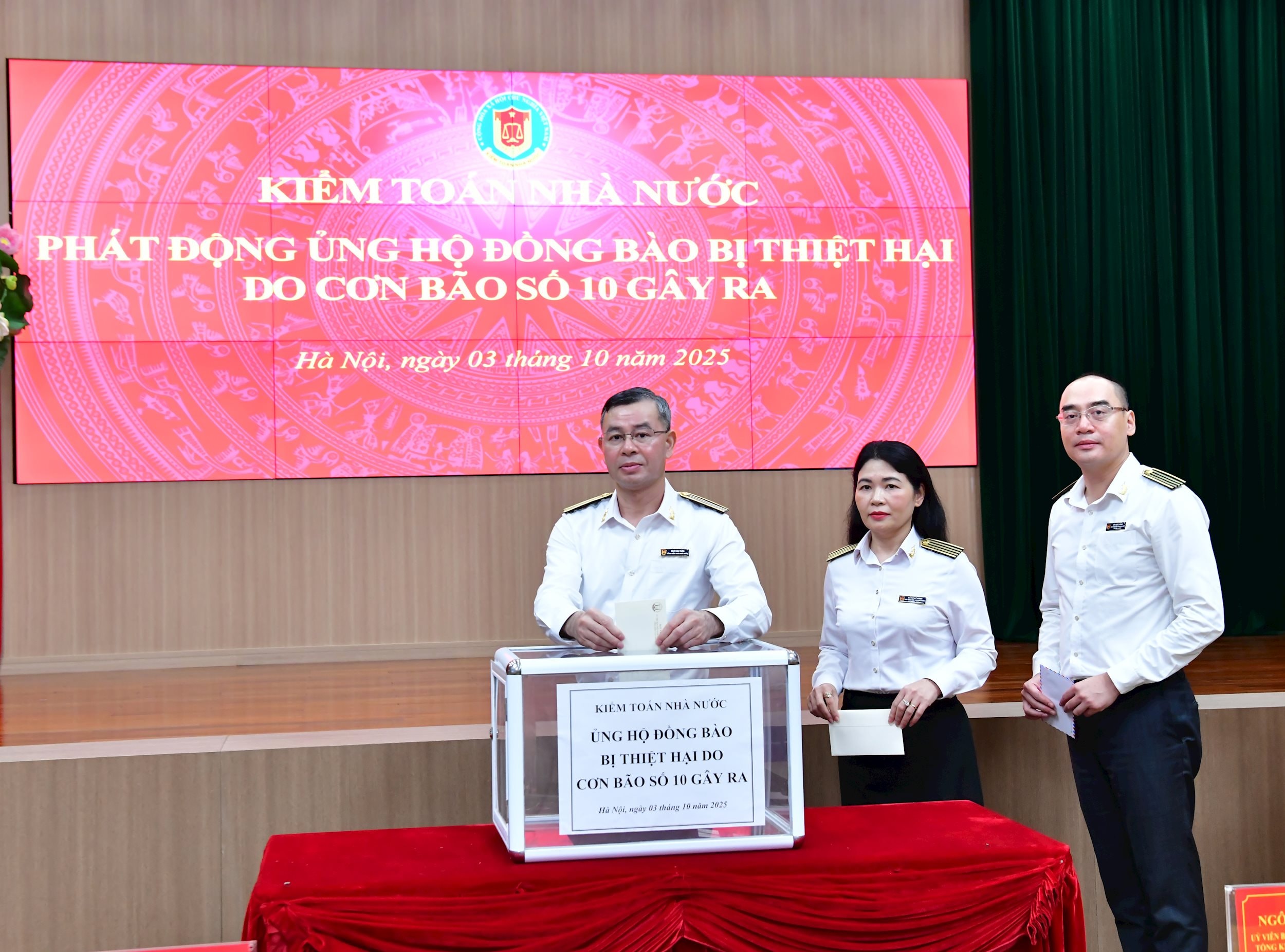 Tổng Kiểm toán nhà nước Ngô Văn Tuấn ủng hộ đồng bào bị ảnh hưởng bởi cơn bão số 10