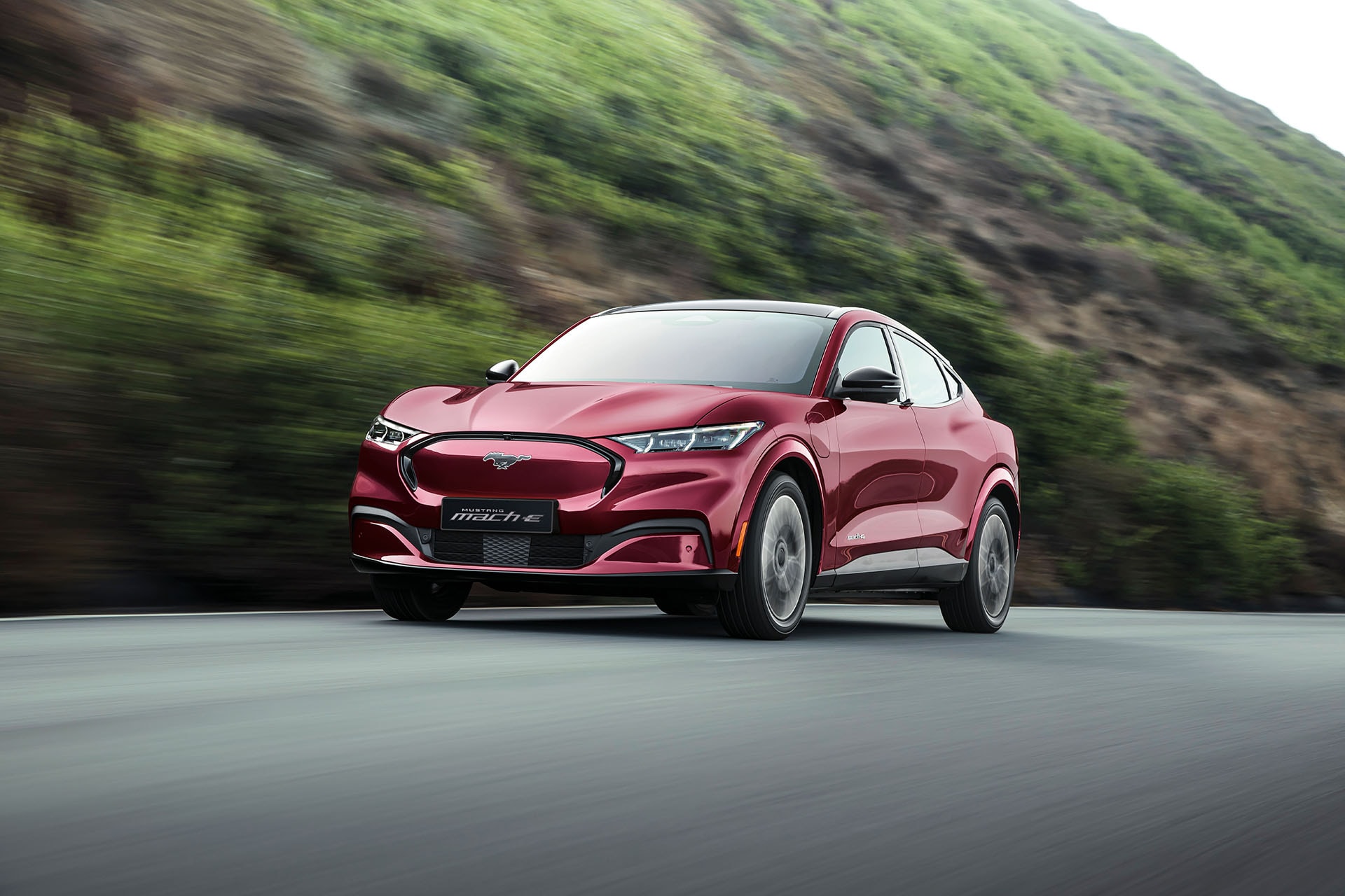 Mẫu SUV thuần điện Mustang Mach-E tiếp tục được giảm giá 100 triệu đồng - Ảnh: Ford