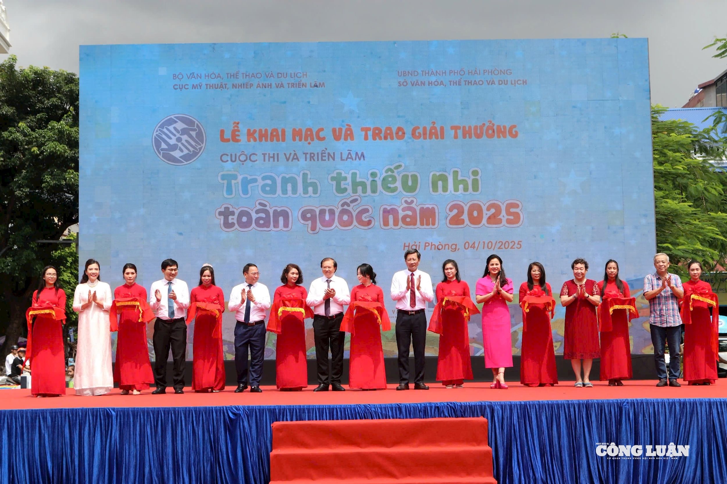 Các đại biểu cắt băng khai mạc Triển lãm.