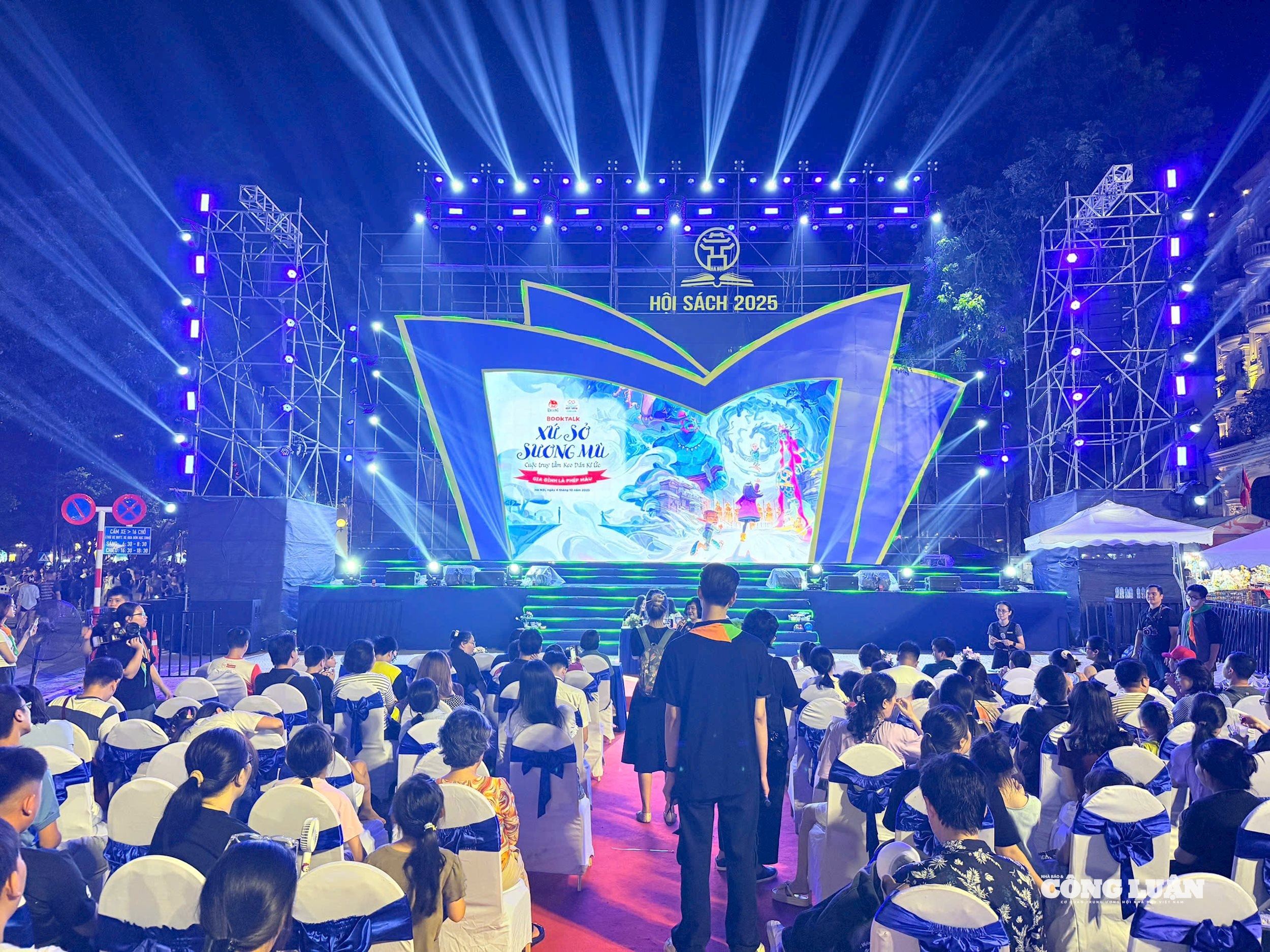 Quang cảnh sự kiện Booktalk “Xứ Sở Sương Mù – Cuộc truy tầm Keo Dán Kí Ức: Khi gia đình là phép màu”. 