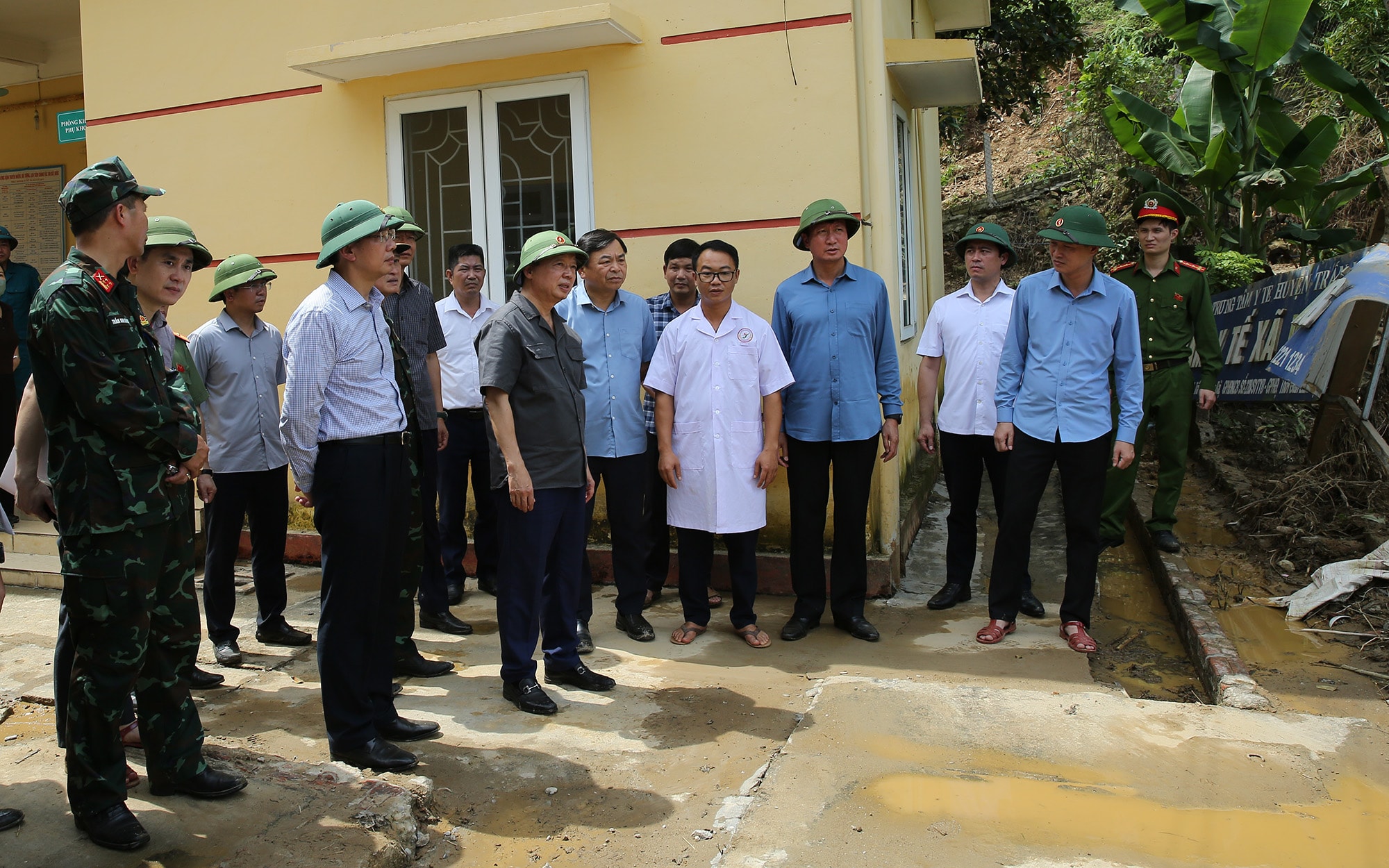Phó Thủ tướng Trần Hồng Hà kiểm tra công tác khắc phục hậu quả bão số 10, chuẩn bị ứng phó với bão số 11 tại tỉnh Lào Cai- Ảnh 6.