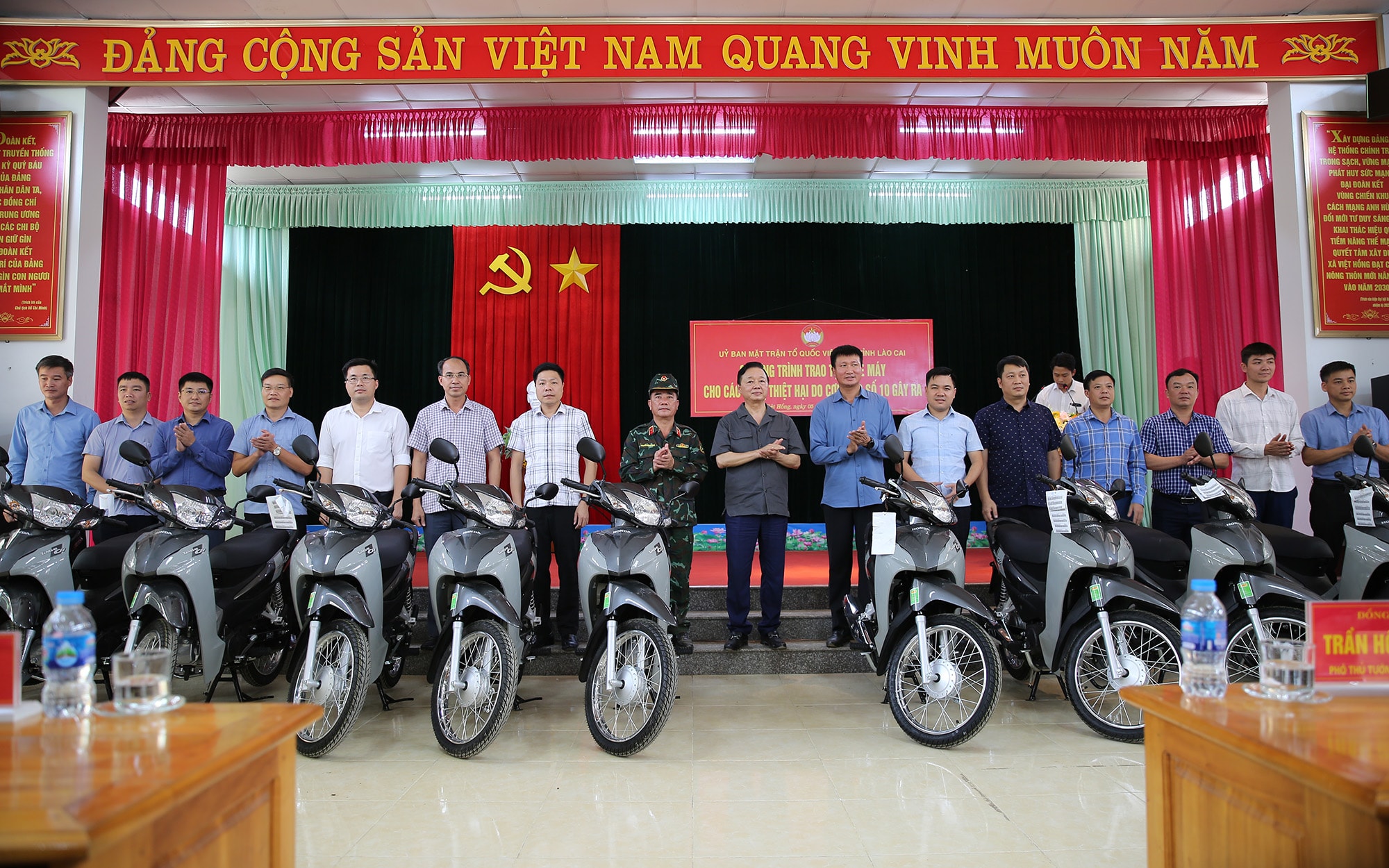 Phó Thủ tướng Trần Hồng Hà kiểm tra công tác khắc phục hậu quả bão số 10, chuẩn bị ứng phó với bão số 11 tại tỉnh Lào Cai- Ảnh 7.