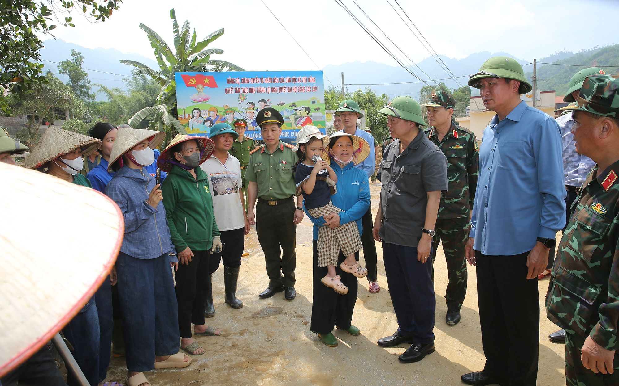 Phó Thủ tướng Trần Hồng Hà kiểm tra công tác khắc phục hậu quả bão số 10, chuẩn bị ứng phó với bão số 11 tại tỉnh Lào Cai- Ảnh 1.