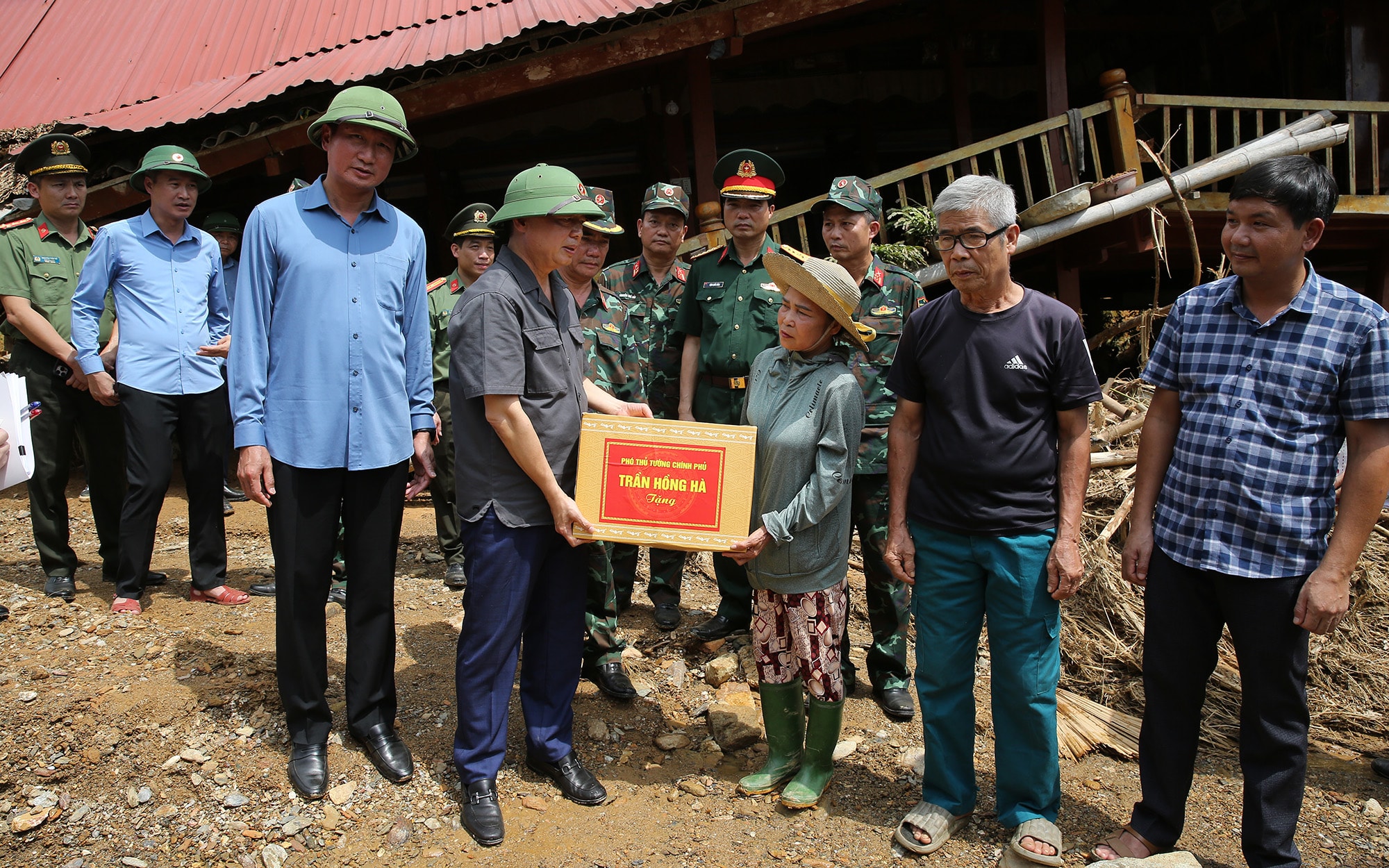 lc-4a-tang-qua-cho-ho-dan-ong-nguyen-van-ngoc-ai-ban-chao-17596454028661324697425.jpg