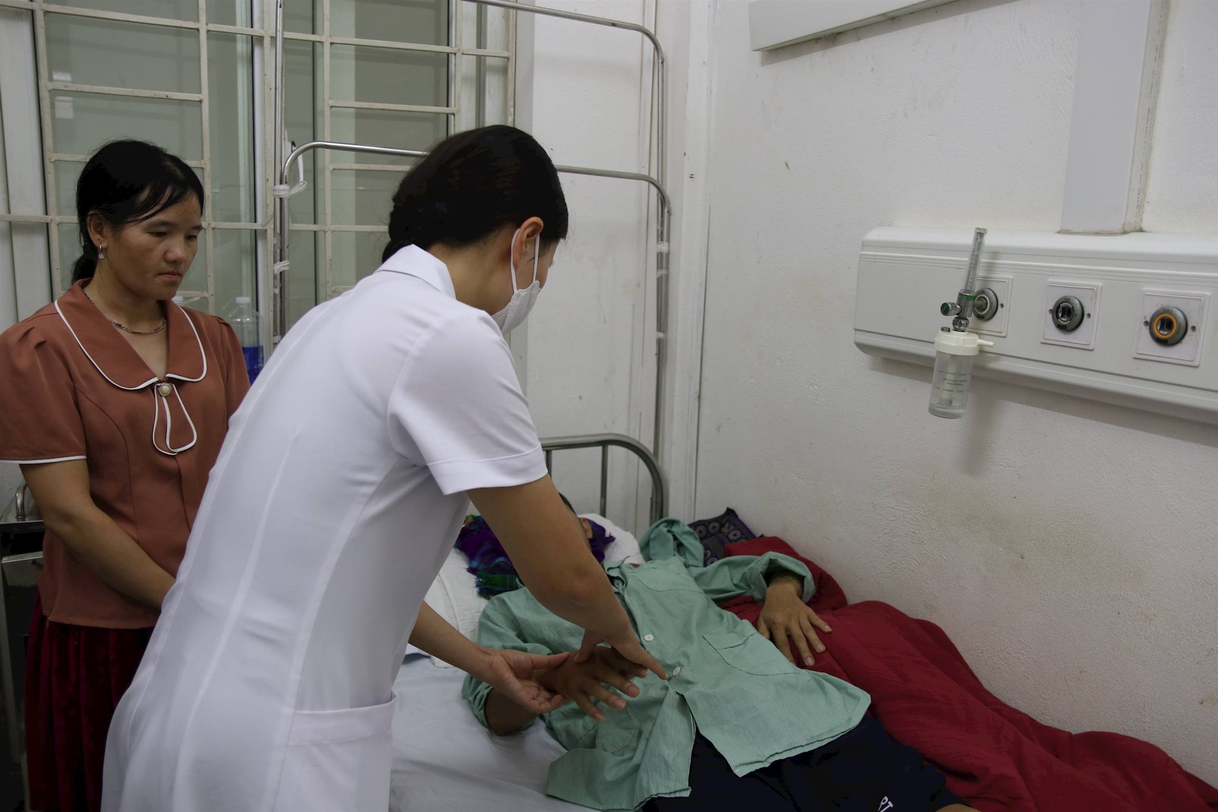 thăm khám bệnh nhân mắc Whitmore (vi khuẩn ăn thịt người),