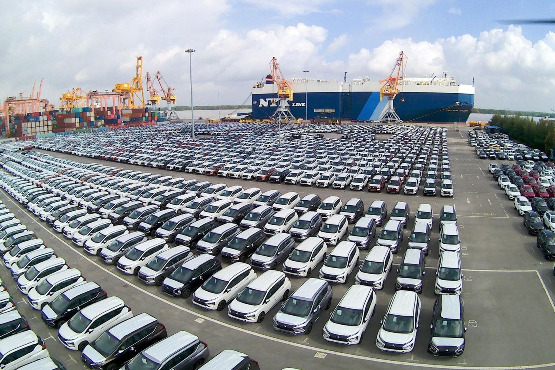 Lượng ô tô nguyên chiếc nhập khẩu về Việt Nam tăng mạnh trong tháng 9/2025 - Ảnh: Hoàng Ngọc