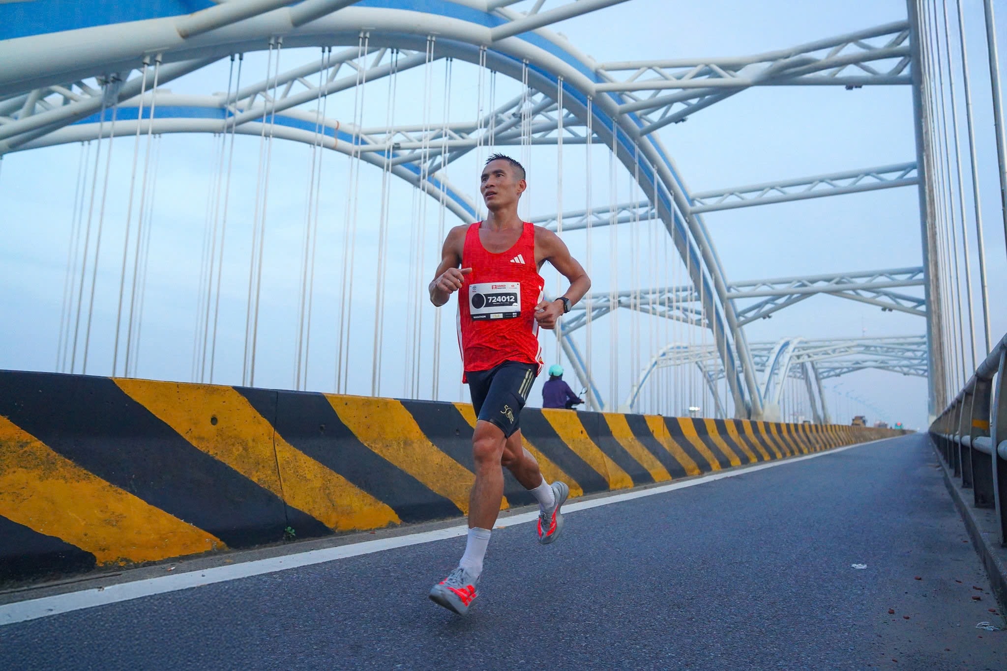 Vận động viên Phạm Tiến Sản trên hành trình chinh phục Giải Marathon Quốc tế Hà Nội Techcombank mùa thứ 4 2