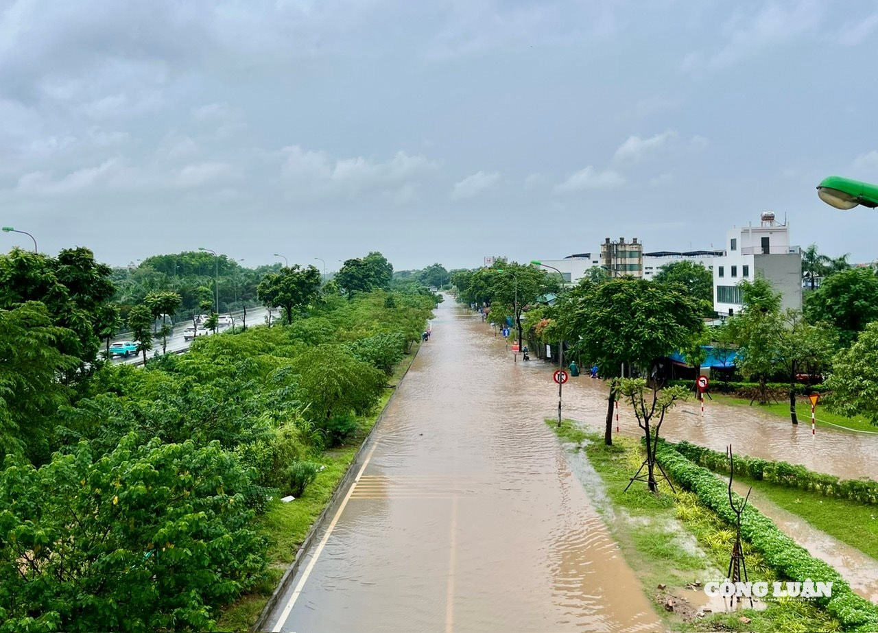 Ảnh 1.Mưa lớn khiến đường gom Đại lộ Thăng Long ngập sâu, phương tiện không thể di chuyển.