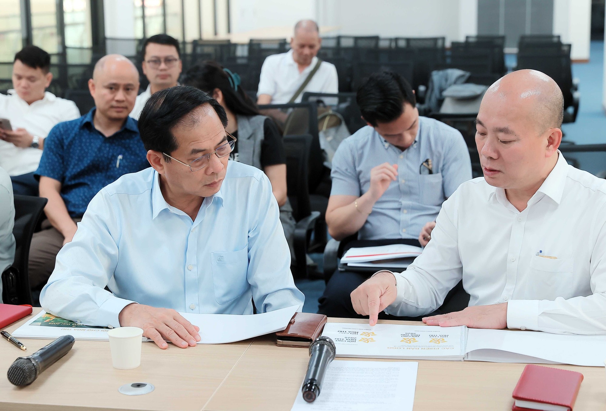 Phó Thủ tướng Bùi Thanh Sơn kiểm tra công tác chuẩn bị tổ chức Hội chợ Mùa thu 2025- Ảnh 2. Phó Thủ tướng Bùi Thanh Sơn kiểm tra công tác chuẩn bị tổ chức Hội chợ Mùa thu 2025- Ảnh 2.