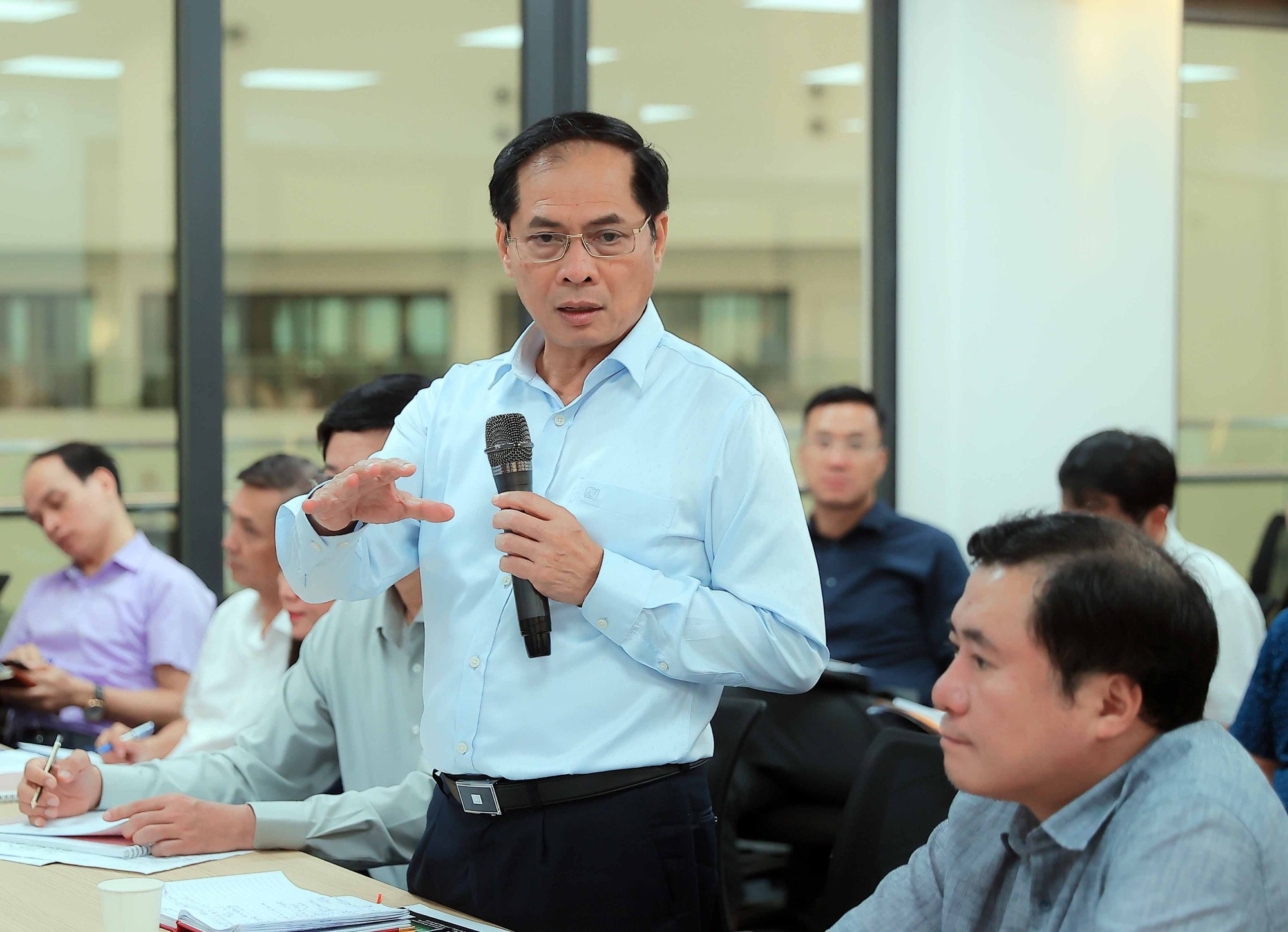 Phó Thủ tướng Bùi Thanh Sơn kiểm tra công tác chuẩn bị tổ chức Hội chợ Mùa thu 2025- Ảnh 1. Phó Thủ tướng Bùi Thanh Sơn kiểm tra công tác chuẩn bị tổ chức Hội chợ Mùa thu 2025- Ảnh 1.