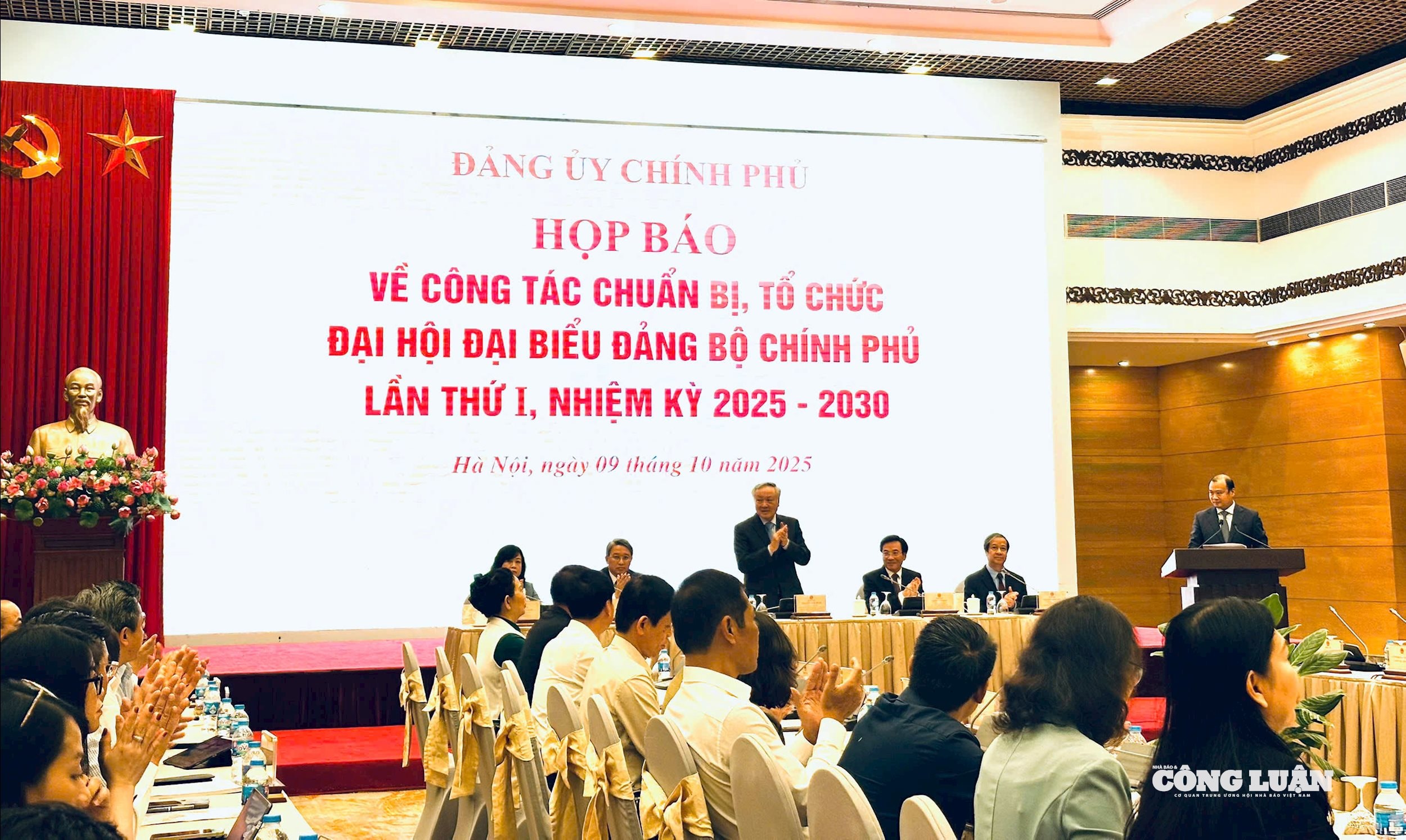 Ủy viên Bộ Chính trị, Phó Bí thư Thường trực Đảng ủy Chính phủ, Phó Thủ tướng Thường trực Chính phủ Nguyễn Hòa Bình chủ trì họp báo.