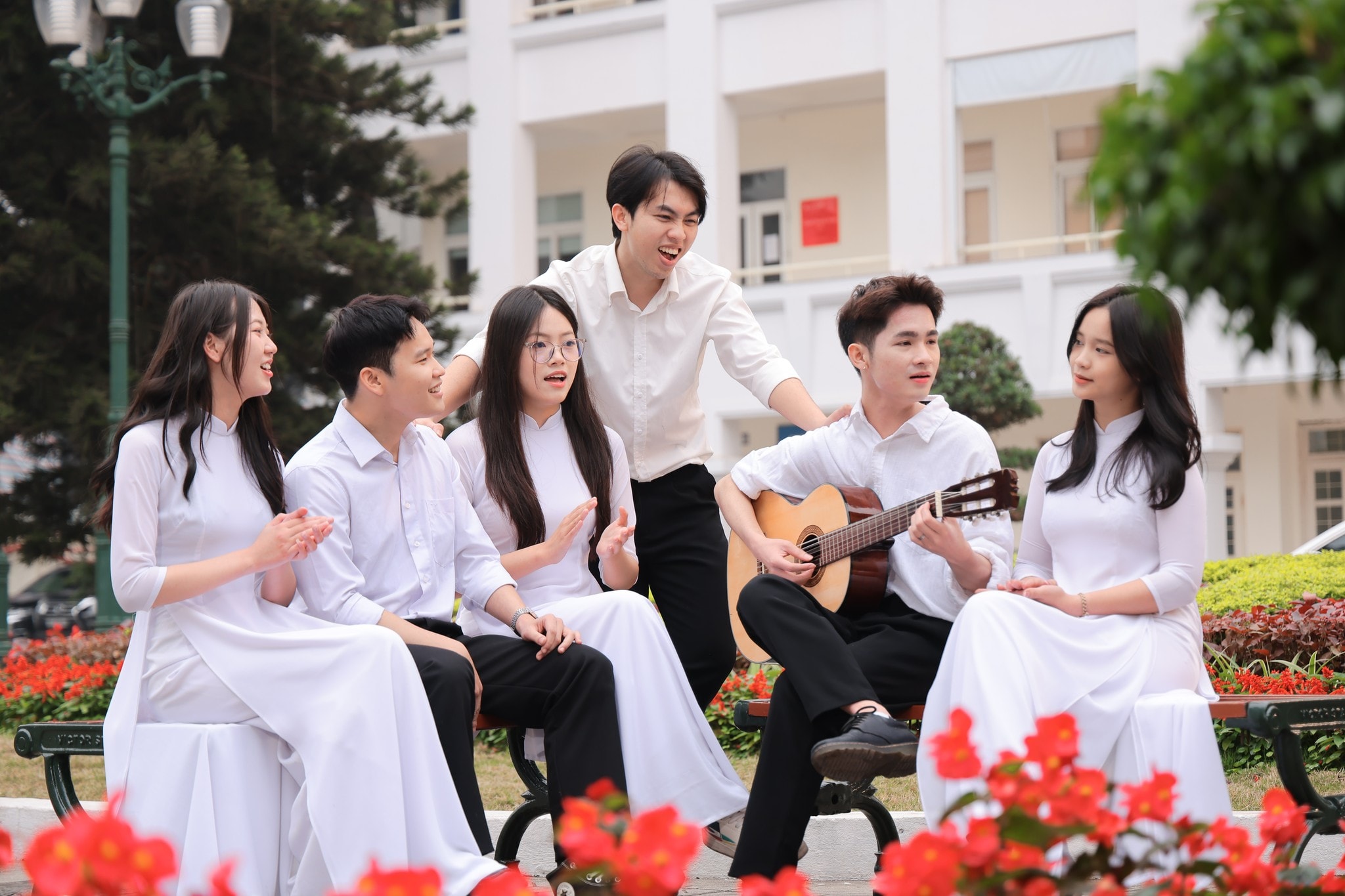 Xây dựng các nhà trường, trung tâm, viện nghiên cứu, tạp chí khoa học liên doanh giữa Việt Nam và nước ngoài.