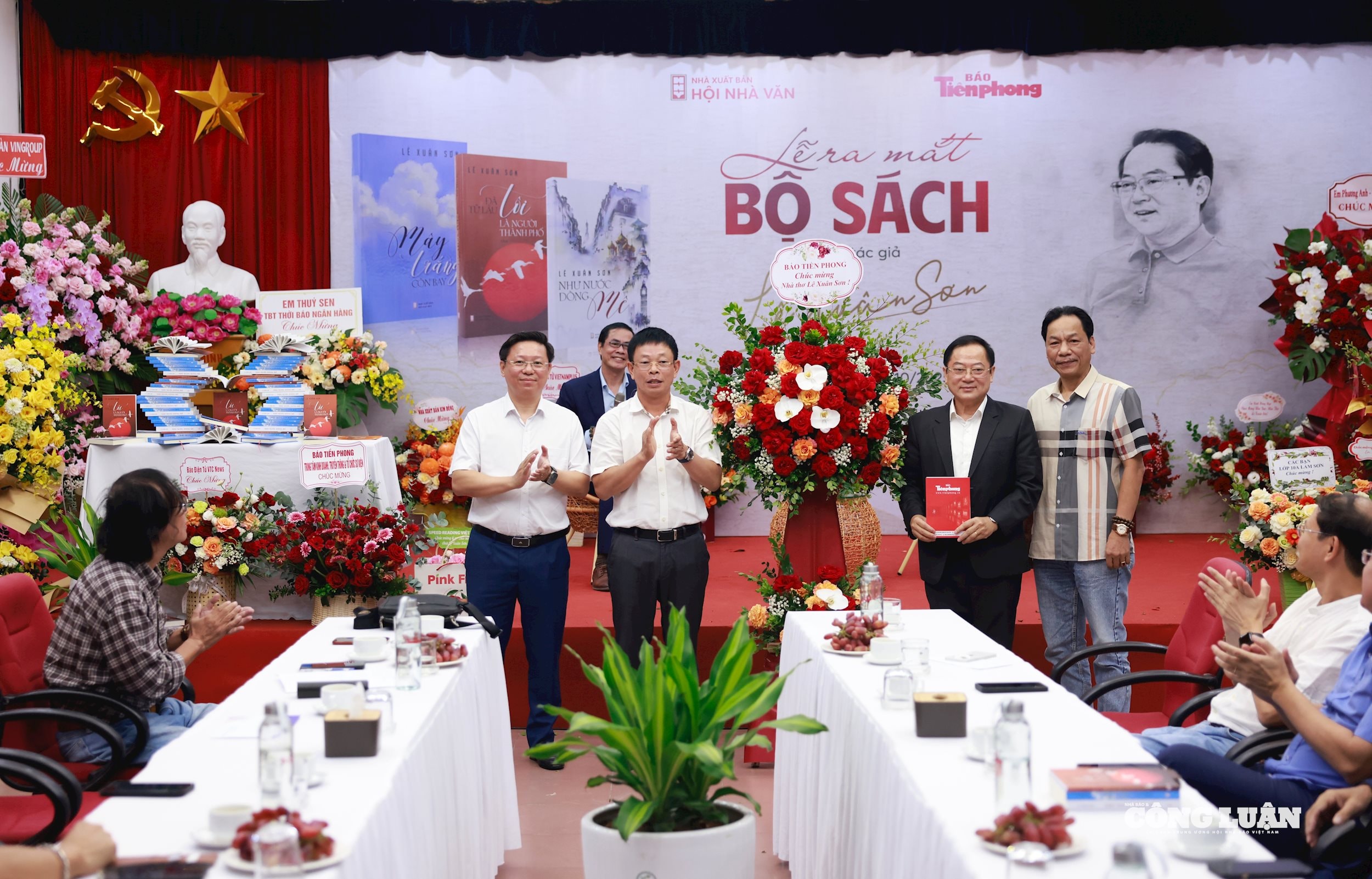 Nhà báo, nhà thơ Lê Xuân Sơn đón nhận món quà và lẵng hoa của Tổng Biên tập báo Tiền Phong Phùng Công Sưởng.