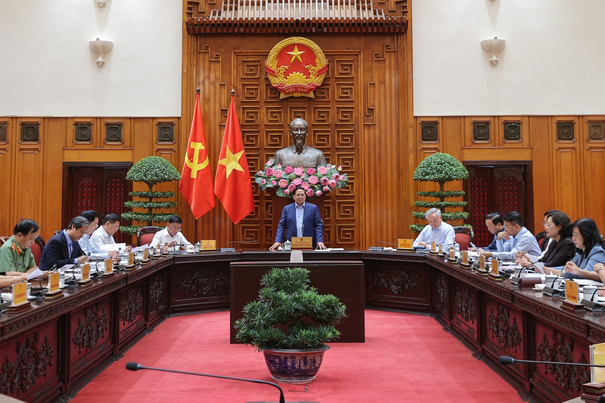 Thủ tướng chủ trì họp Thường trực Chính phủ: Triển khai ngay nhiều giải pháp cấp bách khắc phục hậu quả bão lũ- Ảnh 5. Thủ tướng chủ trì họp Thường trực Chính phủ: Triển khai ngay nhiều giải pháp cấp bách khắc phục hậu quả bão lũ- Ảnh 5.