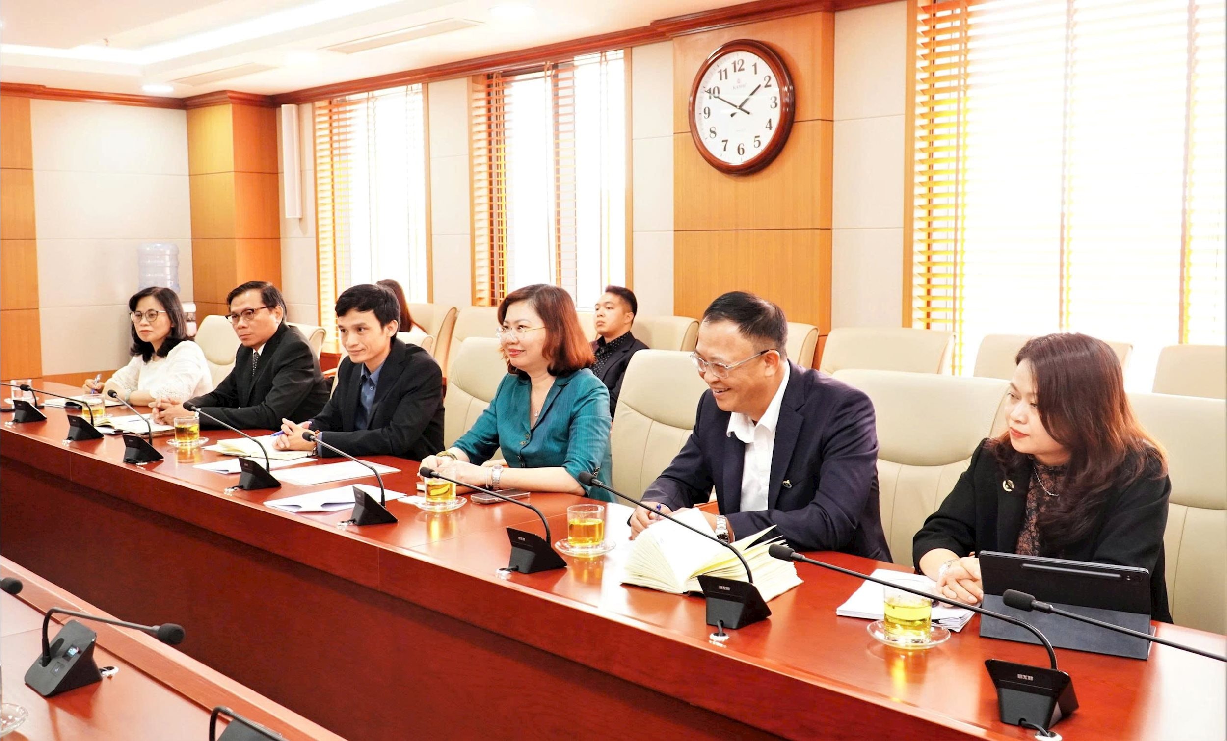 Chủ tịch UBCKNN Vũ Thị Chân Phương tại buổi làm việc