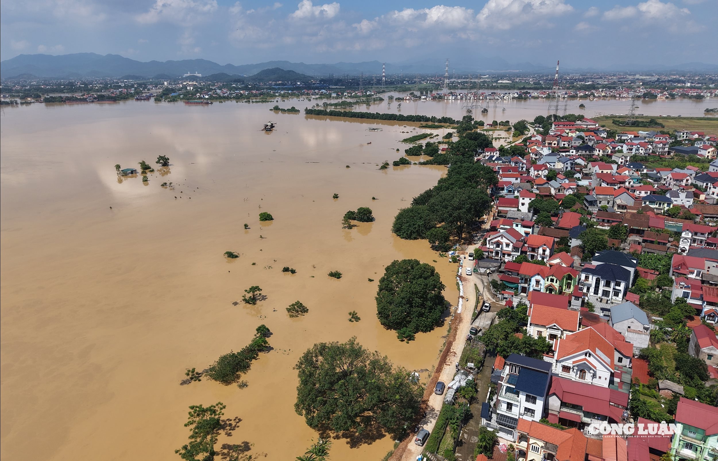 Trong 2 ngày (8 - 9/10), nhiều thôn làng ven sông Cầu thuộc địa bàn tỉnh Bắc Ninh đã bị cô lập bởi nước lũ dâng nhanh và cao, gây xáo trộn cuộc sống của người dân.