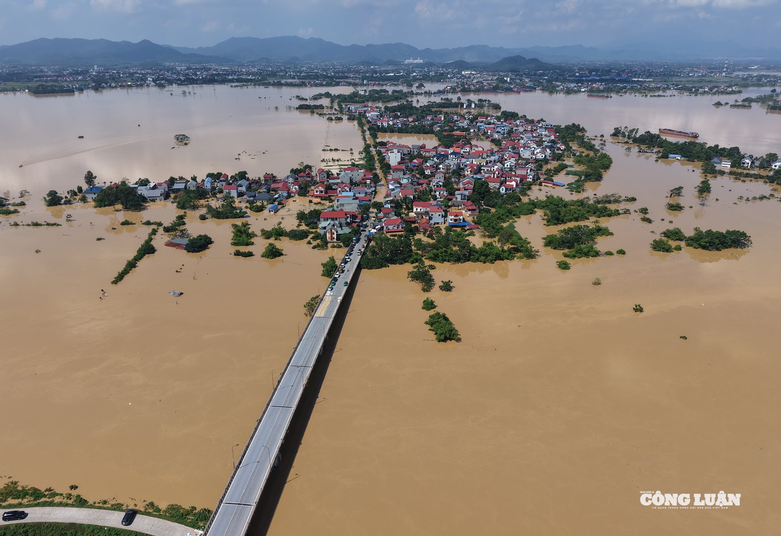 Theo Đài khí tượng thủy văn tỉnh Bắc Ninh vào lúc 7h sáng 9/10, mực nước trên sông Thương tại Trạm Cầu Sơn ở mức 18,37m, tại Trạm Phủ Lạng Thương ở mức 7,60 m, trên báo động 3. Nước trên sông Cầu tại Trạm Phúc Lộc Phương ở mức 9,69 m, tại Trạm Đáp Cầu 7,28 m, trên báo động 3. Mực nước trên sông Thương, sông Cầu cùng có khả năng đạt đỉnh vào khoảng thời gian từ trưa đến chiều nay (9/10).