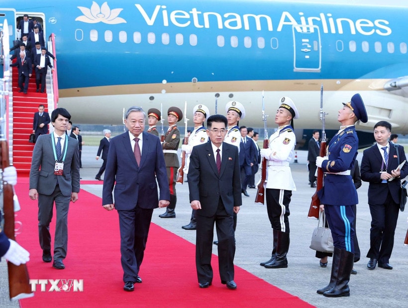 Tổng Bí thư Tô Lâm đến Bình Nhưỡng, bắt đầu chuyến thăm cấp Nhà nước tới Triều Tiên và dự Lễ kỷ niệm 80 năm thành lập Đảng Lao động Triều Tiên. (Ảnh: Thống Nhất/TTXVN)