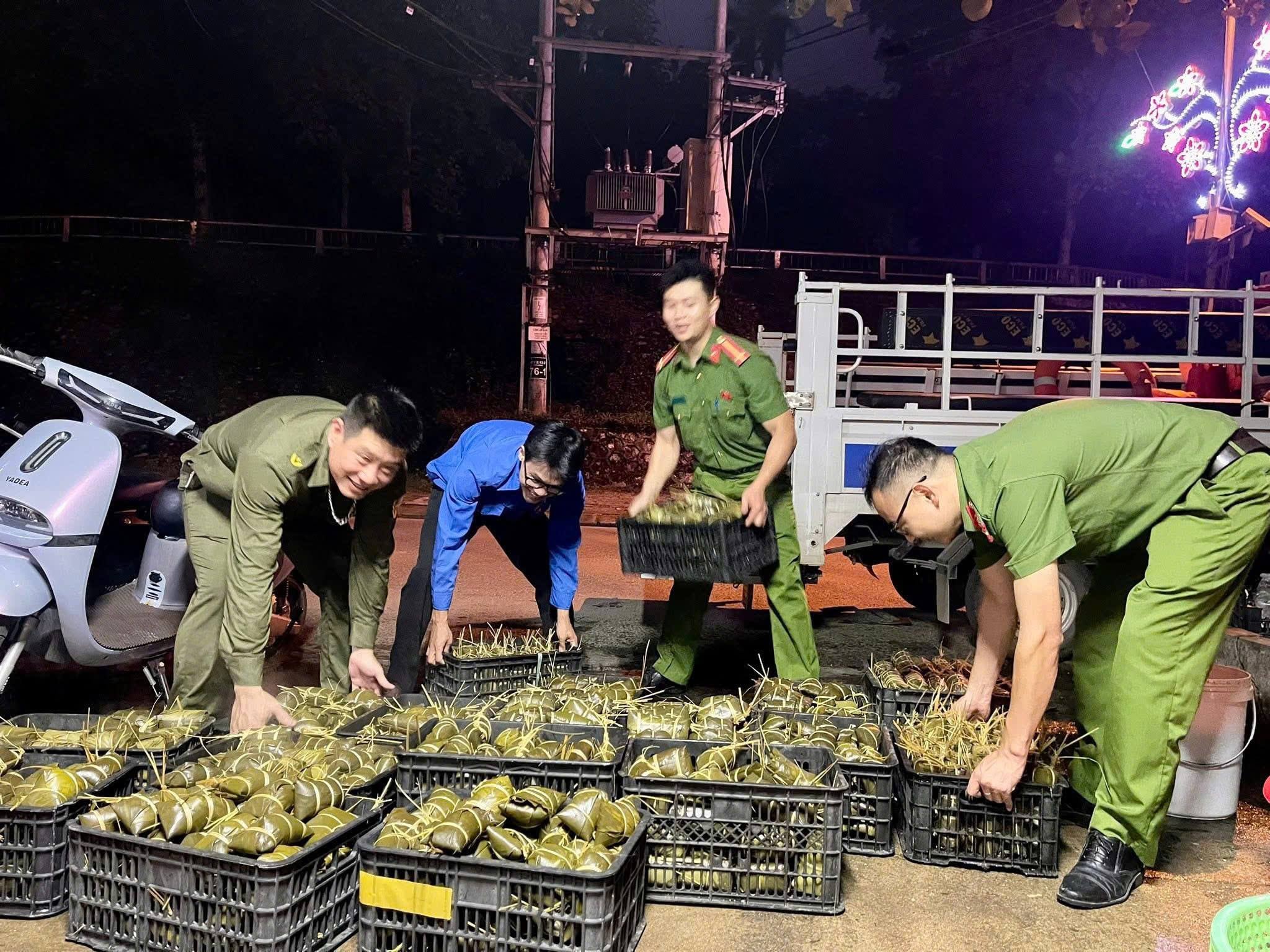 2000 chiéc bánh chưng chứa đựng tình cảm của bà con Lào Cai gửi đến vùng lũ Thái Nguyên