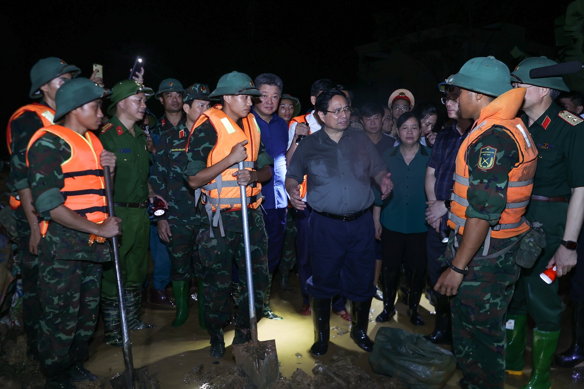 Thủ tướng: Điều động hai sư đoàn quân đội hỗ trợ Hà Nội ứng phó mưa lũ, tuyệt đối không được chủ quan - ảnh 6 Hình ảnh: Thủ tướng: Điều động hai sư đoàn quân đội hỗ trợ Hà Nội ứng phó mưa lũ, tuyệt đối không được chủ quan số 6