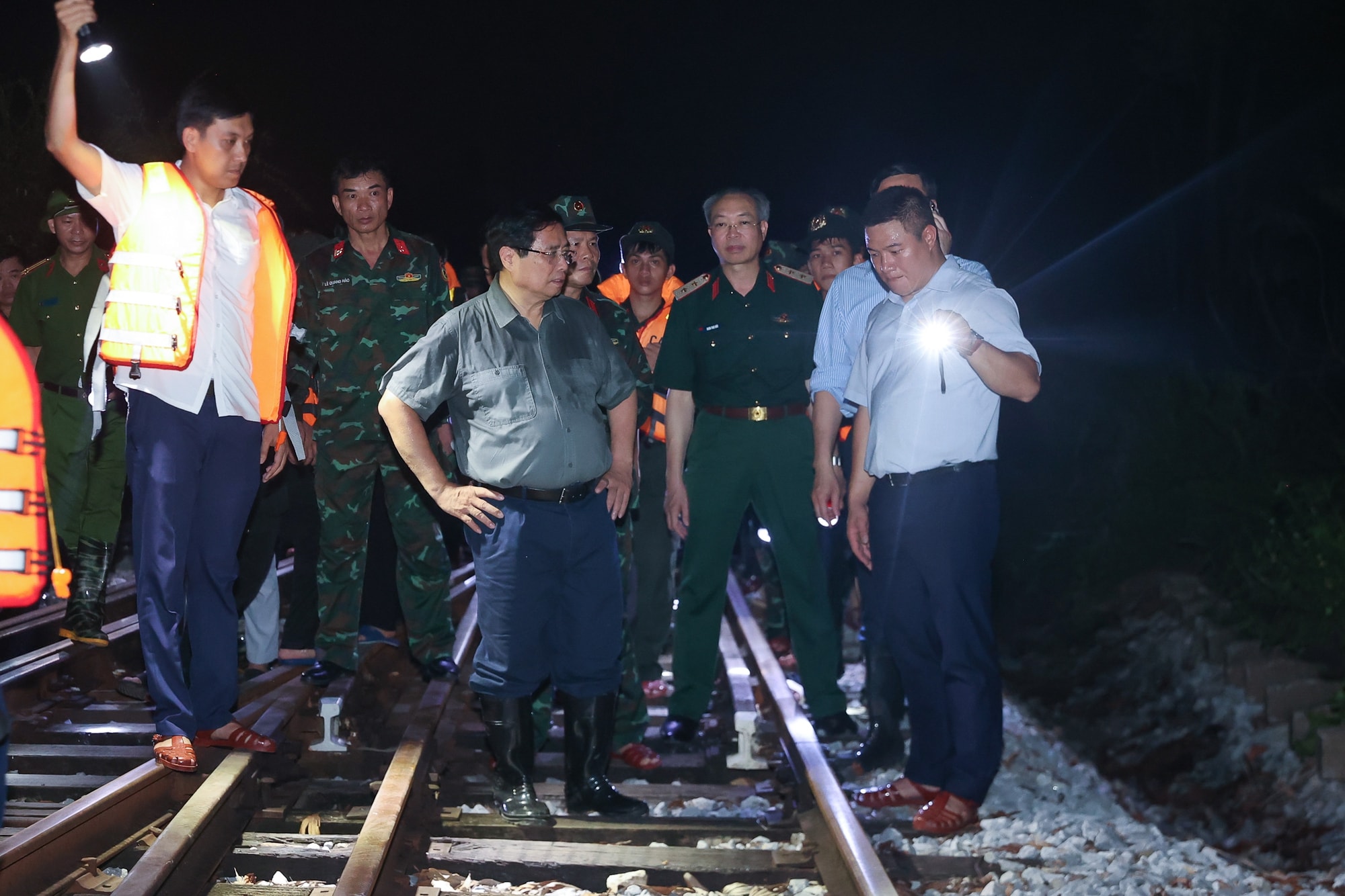 Thủ tướng: Điều động hai sư đoàn quân đội hỗ trợ Hà Nội ứng phó mưa lũ, tuyệt đối không được chủ quan - ảnh 9 Hình ảnh: Thủ tướng: Điều động hai sư đoàn quân đội hỗ trợ Hà Nội ứng phó mưa lũ, tuyệt đối không được chủ quan số 9