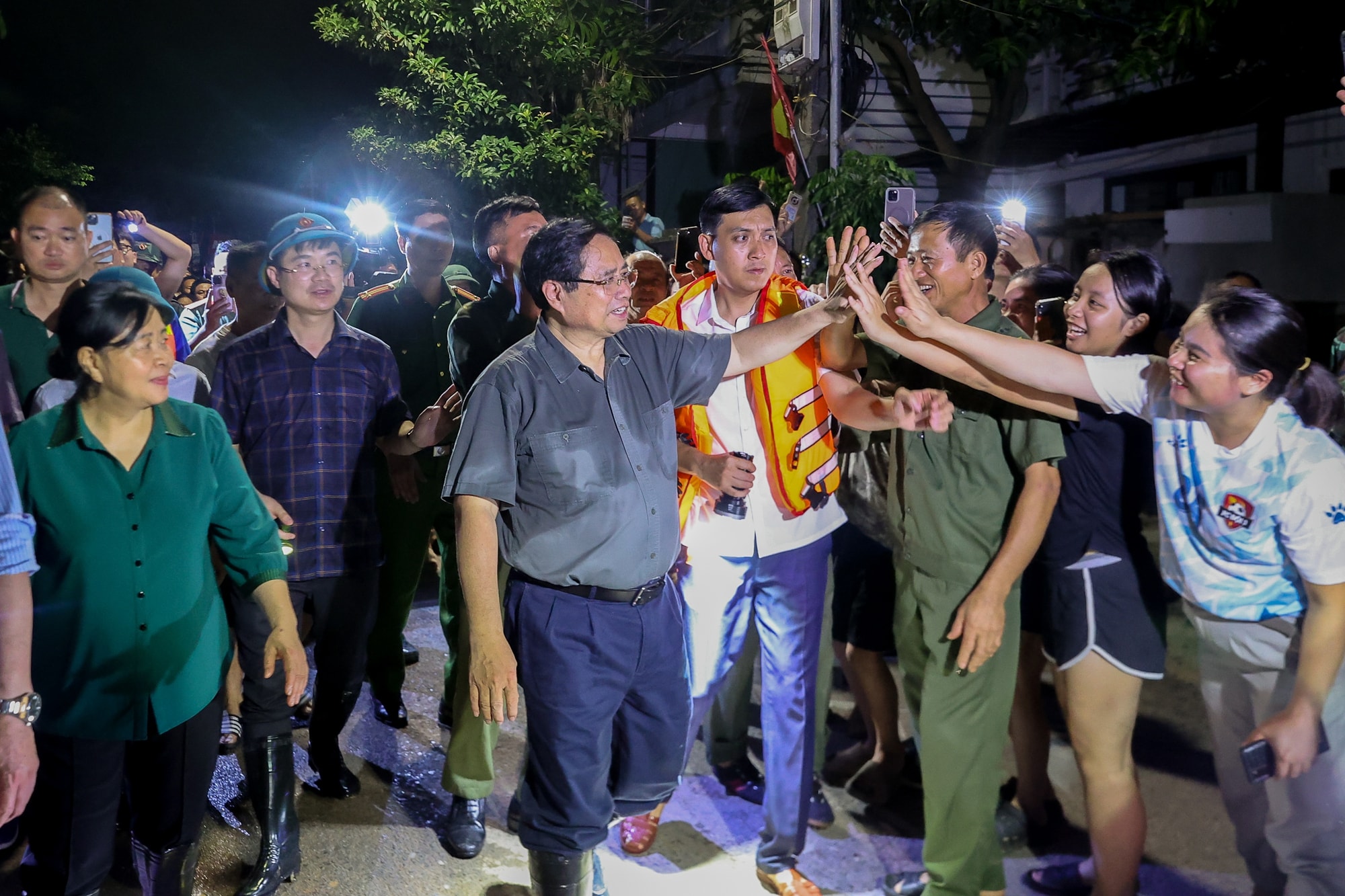 Thủ tướng: Điều động hai sư đoàn quân đội hỗ trợ Hà Nội ứng phó mưa lũ, tuyệt đối không được chủ quan - ảnh 12 Hình ảnh: Thủ tướng: Điều động hai sư đoàn quân đội hỗ trợ Hà Nội ứng phó mưa lũ, tuyệt đối không được chủ quan số 12
