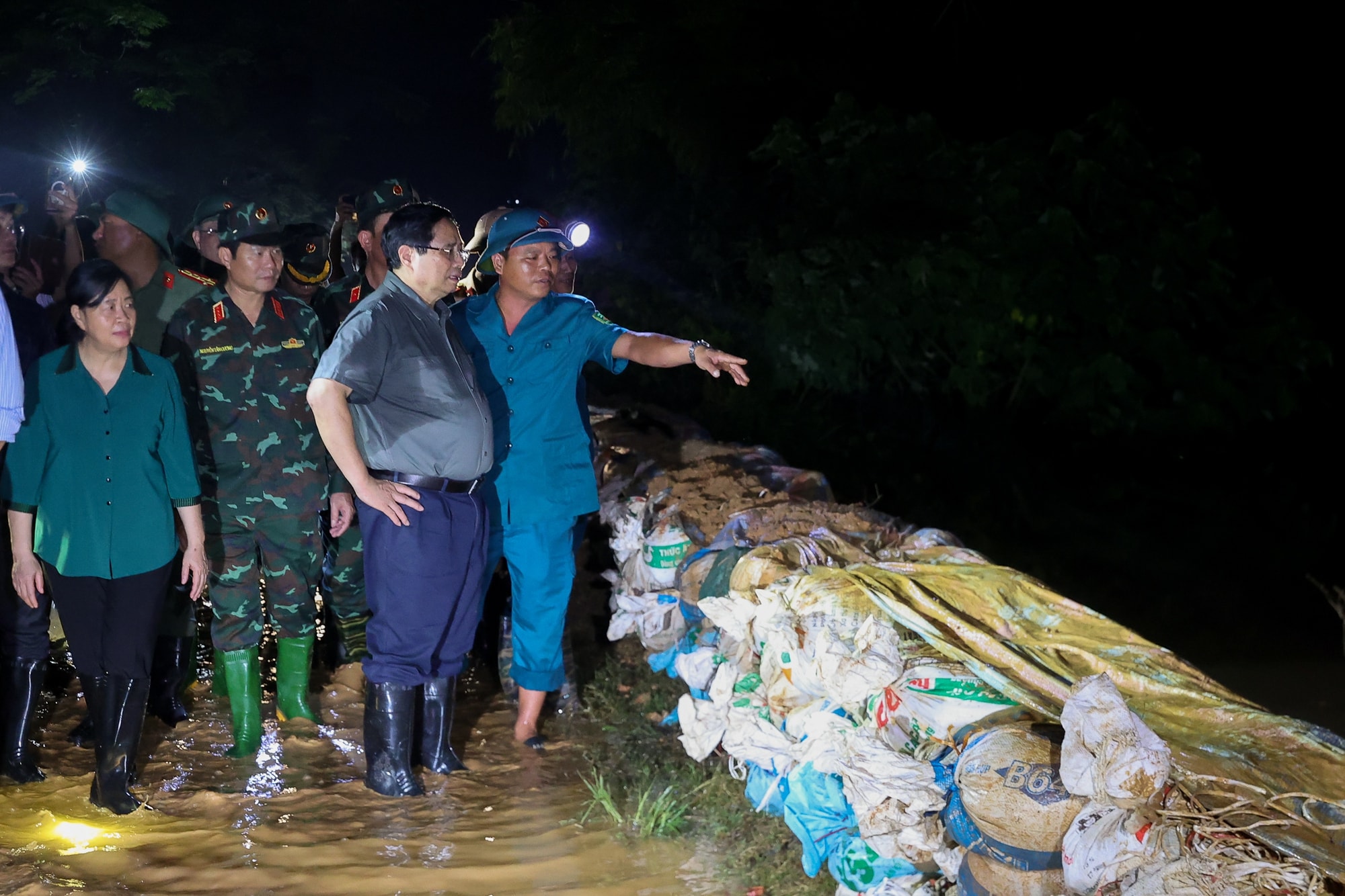 Thủ tướng: Điều động hai sư đoàn quân đội hỗ trợ Hà Nội ứng phó mưa lũ, tuyệt đối không được chủ quan - ảnh 2 Hình ảnh: Thủ tướng: Điều động hai sư đoàn quân đội hỗ trợ Hà Nội ứng phó mưa lũ, tuyệt đối không được chủ quan số 2