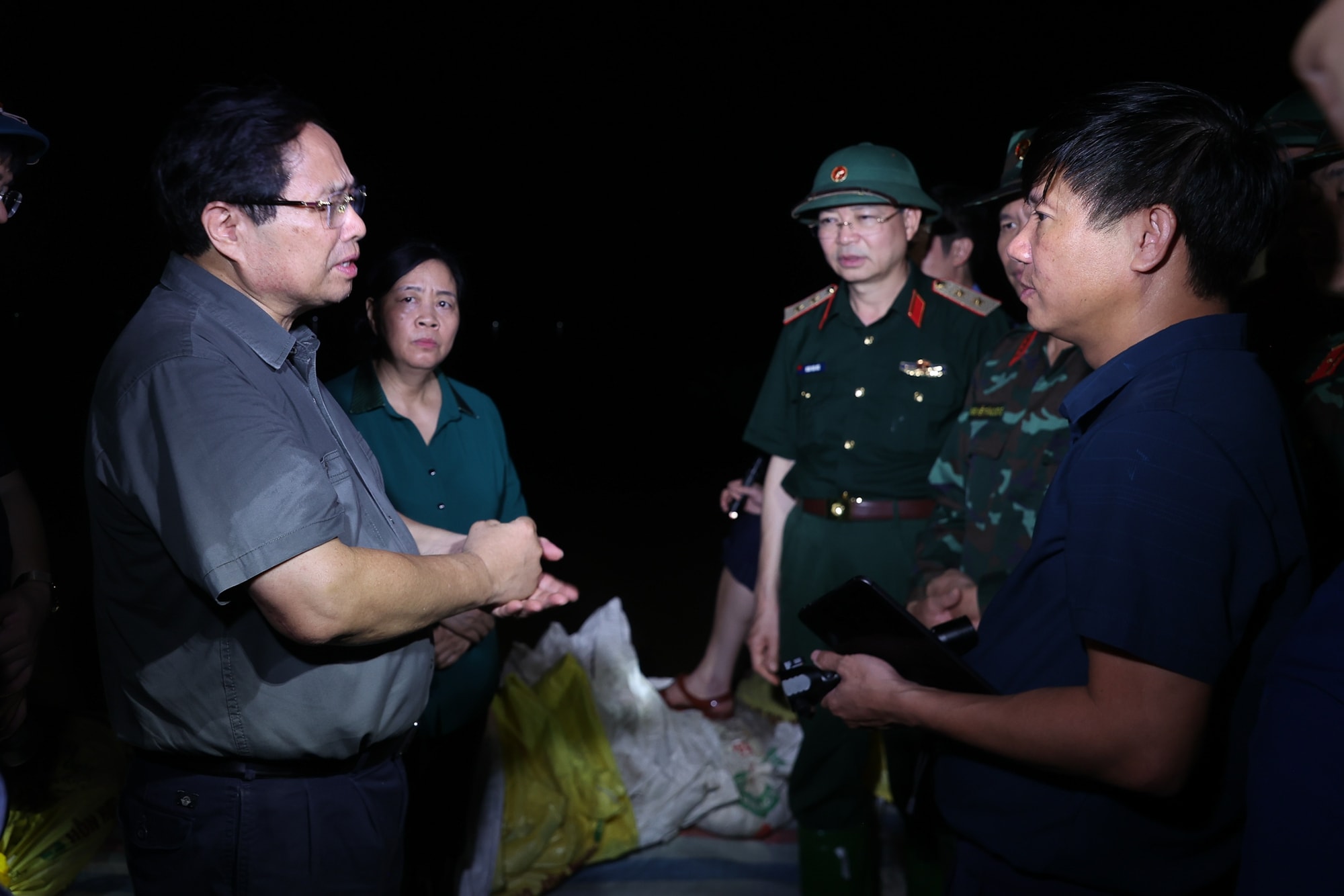 Thủ tướng: Điều động hai sư đoàn quân đội hỗ trợ Hà Nội ứng phó mưa lũ, tuyệt đối không được chủ quan - ảnh 10 Hình ảnh: Thủ tướng: Điều động hai sư đoàn quân đội hỗ trợ Hà Nội ứng phó mưa lũ, tuyệt đối không được chủ quan số 10