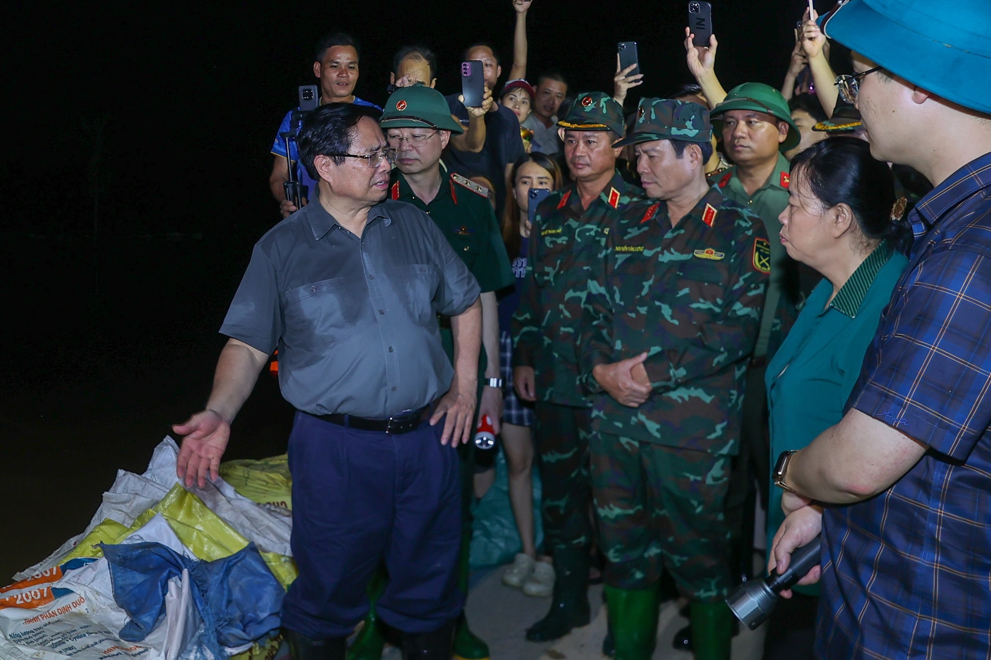 Thủ tướng: Điều động hai sư đoàn quân đội hỗ trợ Hà Nội ứng phó mưa lũ, tuyệt đối không được chủ quan - ảnh 5 Hình ảnh: Thủ tướng: Điều động hai sư đoàn quân đội hỗ trợ Hà Nội ứng phó mưa lũ, tuyệt đối không được chủ quan số 5