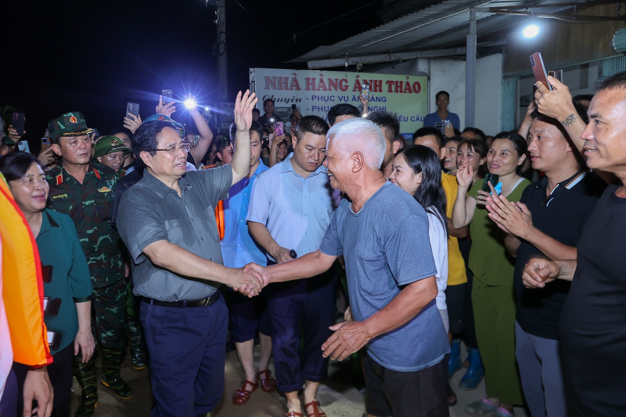 Thủ tướng: Điều động hai sư đoàn quân đội hỗ trợ Hà Nội ứng phó mưa lũ, tuyệt đối không được chủ quan - ảnh 13 Hình ảnh: Thủ tướng: Điều động hai sư đoàn quân đội hỗ trợ Hà Nội ứng phó mưa lũ, tuyệt đối không được chủ quan số 13