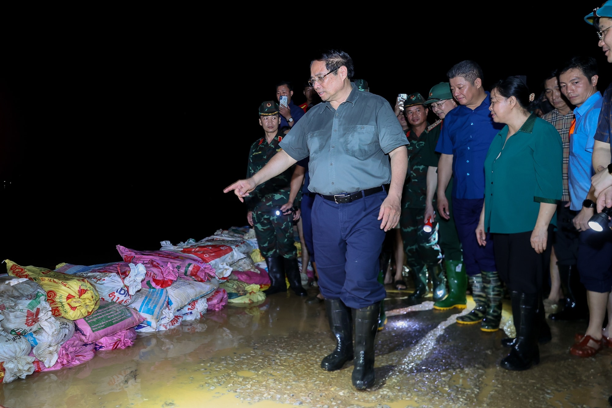 Thủ tướng: Điều động hai sư đoàn quân đội hỗ trợ Hà Nội ứng phó mưa lũ, tuyệt đối không được chủ quan - ảnh 1 Hình ảnh: Thủ tướng: Điều động hai sư đoàn quân đội hỗ trợ Hà Nội ứng phó mưa lũ, tuyệt đối không được chủ quan số 1