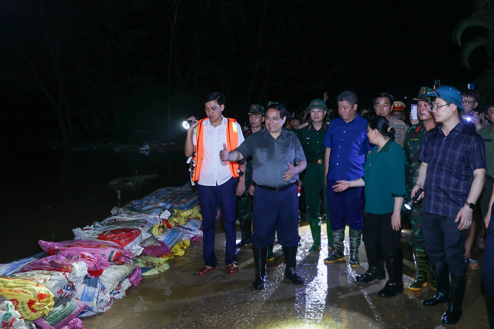 Thủ tướng: Điều động hai sư đoàn quân đội hỗ trợ Hà Nội ứng phó mưa lũ, tuyệt đối không được chủ quan - ảnh 3 Hình ảnh: Thủ tướng: Điều động hai sư đoàn quân đội hỗ trợ Hà Nội ứng phó mưa lũ, tuyệt đối không được chủ quan số 3