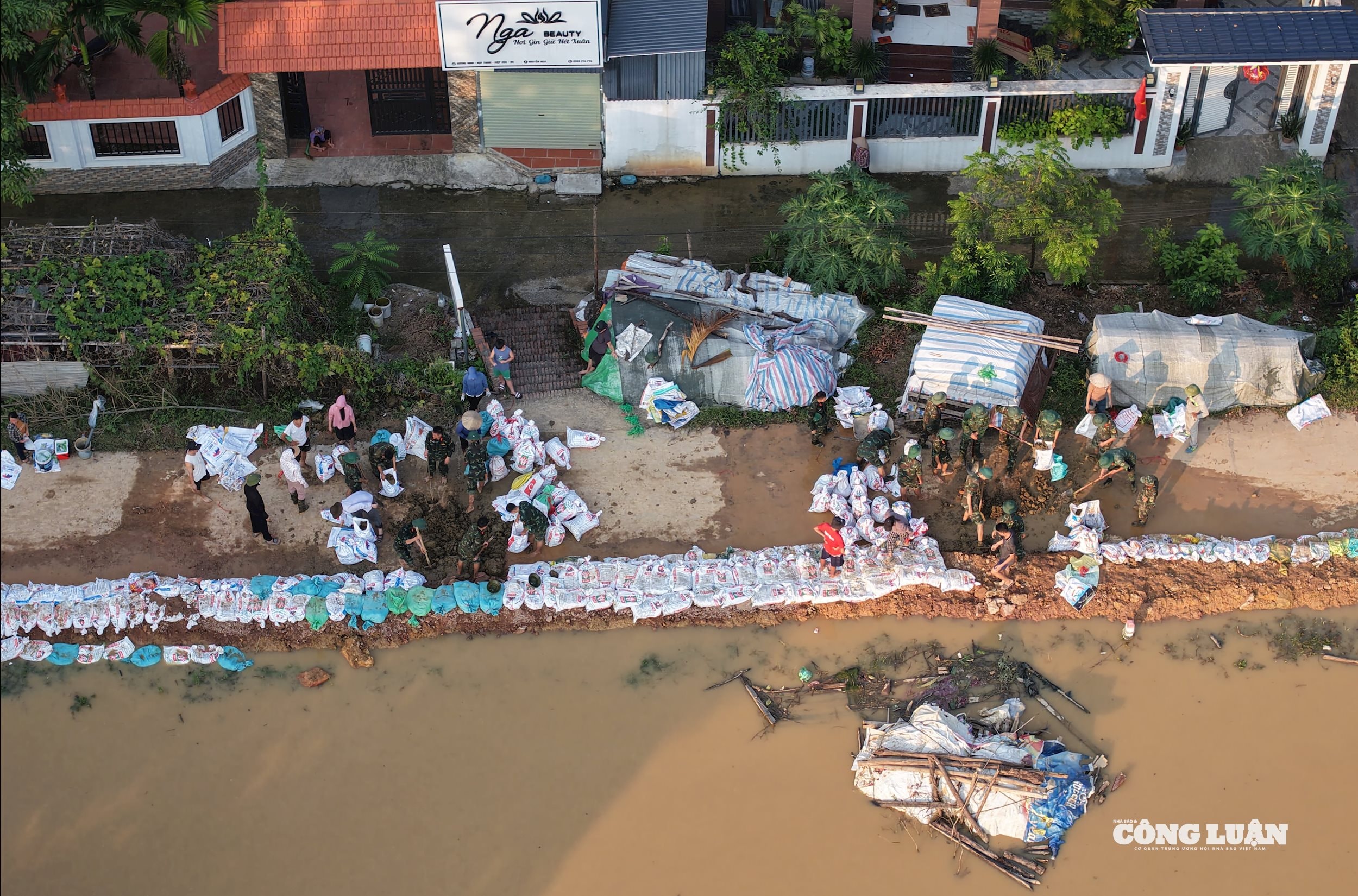 Công tác đắp bờ bao được thực hiện liên tục trong 2 ngày mùng 8 và mùng 9/10.