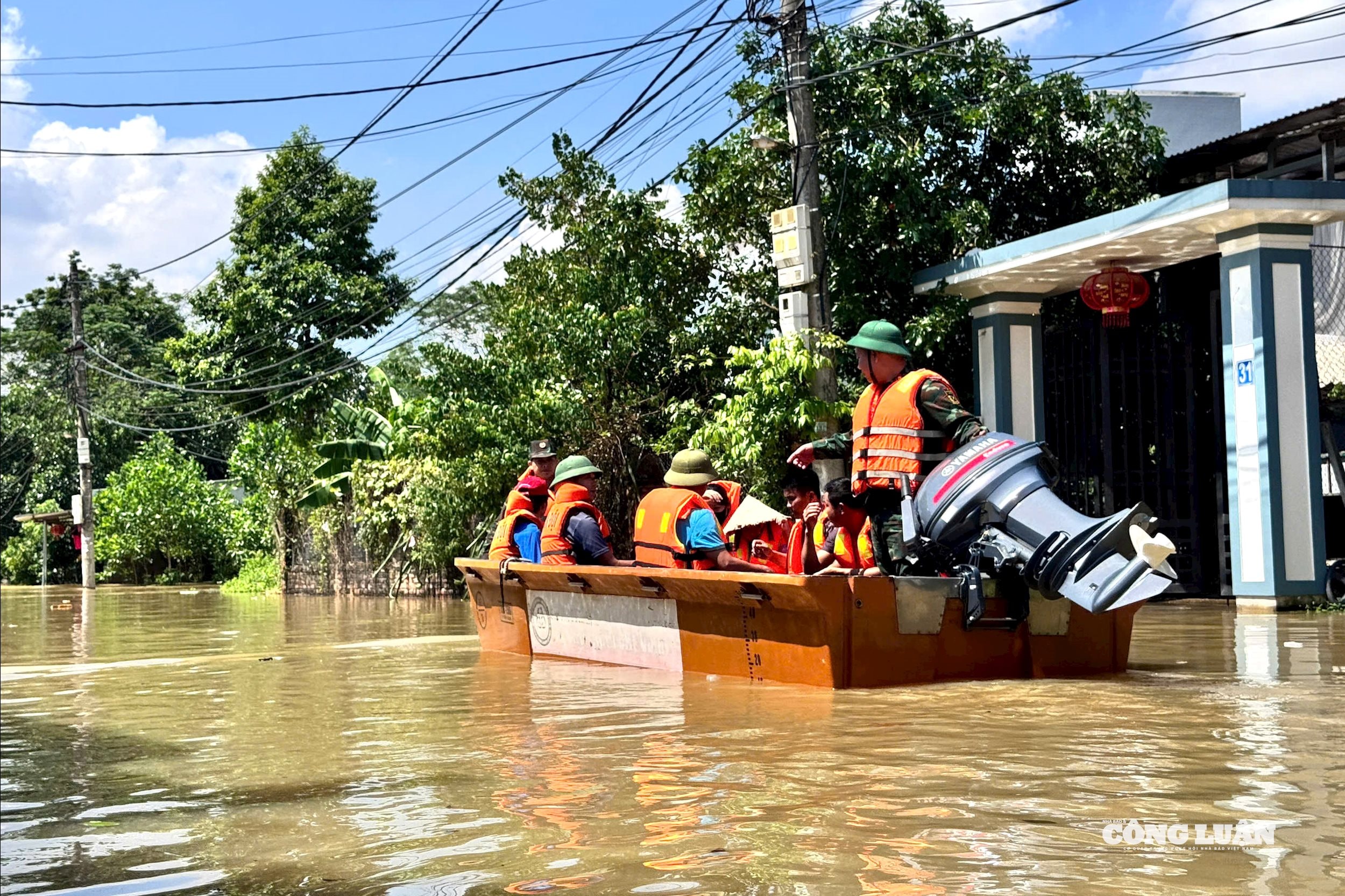 Chính quyền đã di dời người dân vùng trũng tới nơi an toàn, đồng thời tổ chức các tổ cứu trợ cung cấp lương thực, nước uống và nhu yếu phẩm.