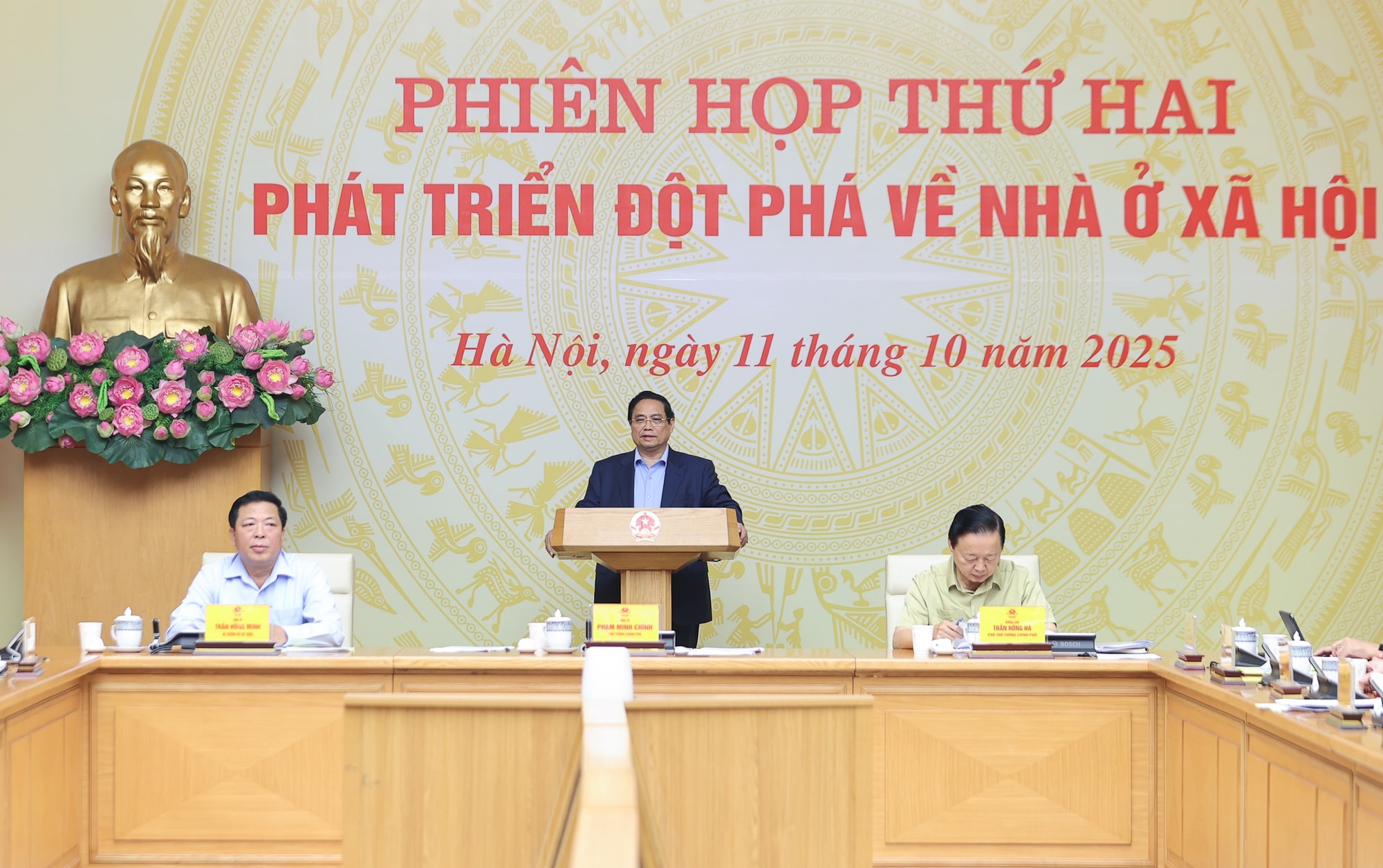 Thủ tướng: Đột phá phát triển nhà ở xã hội phù hợp từng địa phương, đầy đủ hạ tầng và cân đối cung-cầu- Ảnh 2.