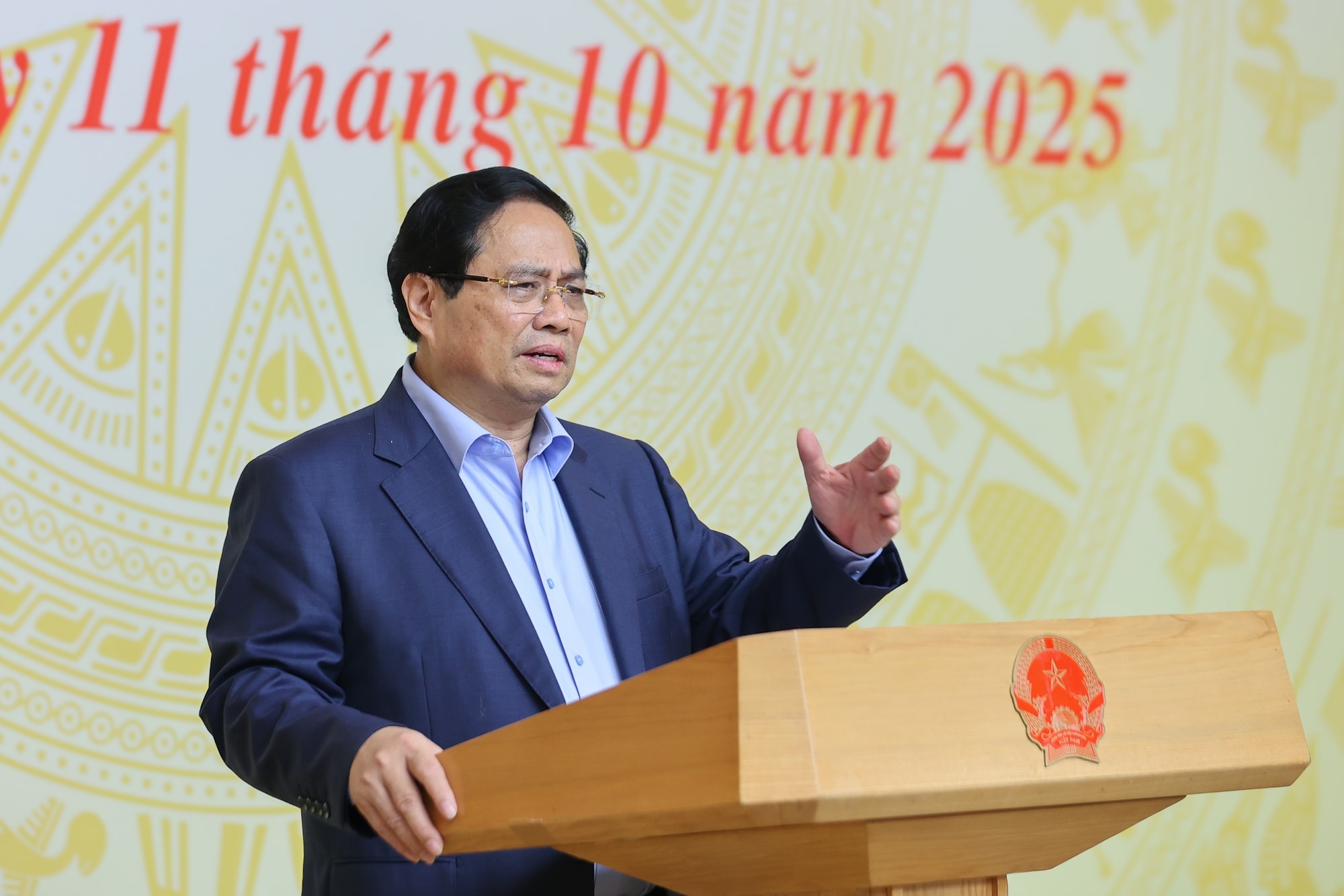 Thủ tướng: Đột phá phát triển nhà ở xã hội phù hợp từng địa phương, đầy đủ hạ tầng và cân đối cung-cầu- Ảnh 1.