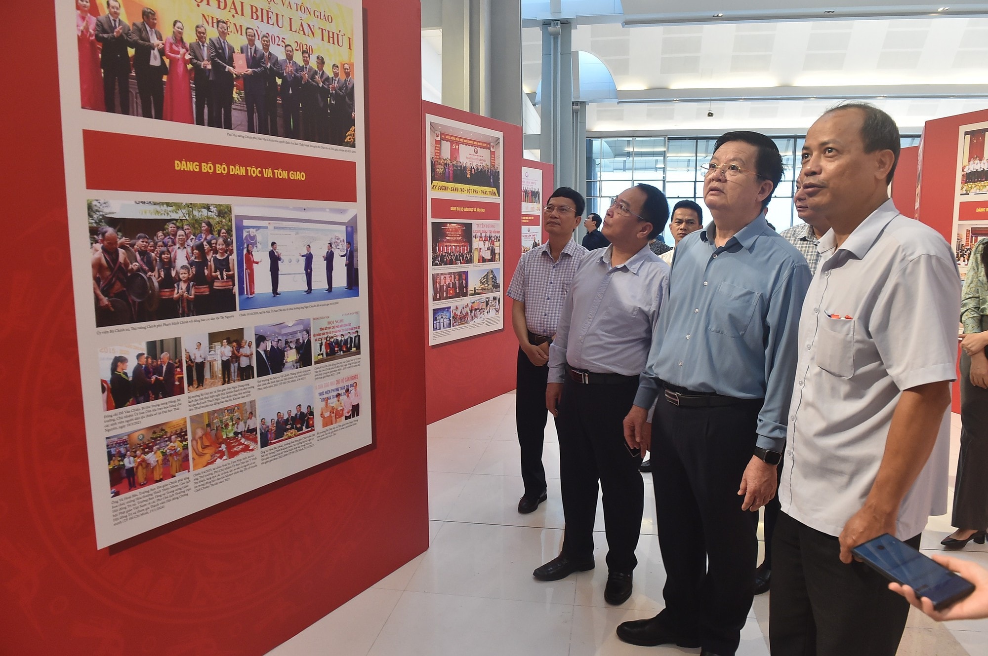 Khẩn trương hoàn thành Triển lãm ảnh, Triển lãm thành tựu văn hóa chào mừng Đại hội Đại biểu Đảng bộ Chính phủ lần thứ nhất- Ảnh 1. Khẩn trương hoàn thành Triển lãm ảnh, Triển lãm thành tựu văn hóa chào mừng Đại hội Đại biểu Đảng bộ Chính phủ lần thứ nhất- Ảnh 1.