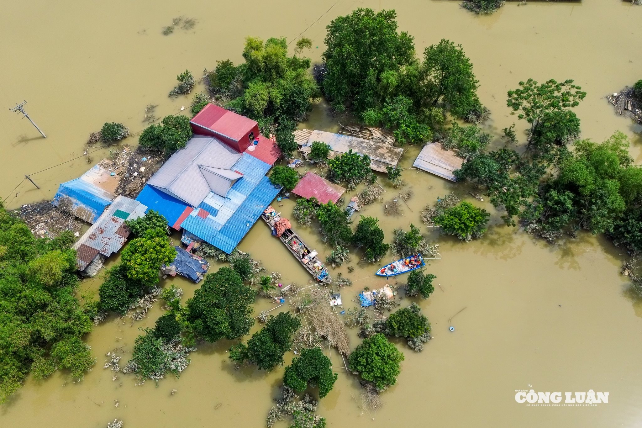 Lũ lụt cũng làm hư hỏng một đoạn đường sắt đi qua xã Trung Giã, gây ảnh hưởng tới hoạt động giao thông đường sắt và việc đi lại của người dân. Một số đoạn đường dân sinh bị sạt lở, hư hại nền đường.