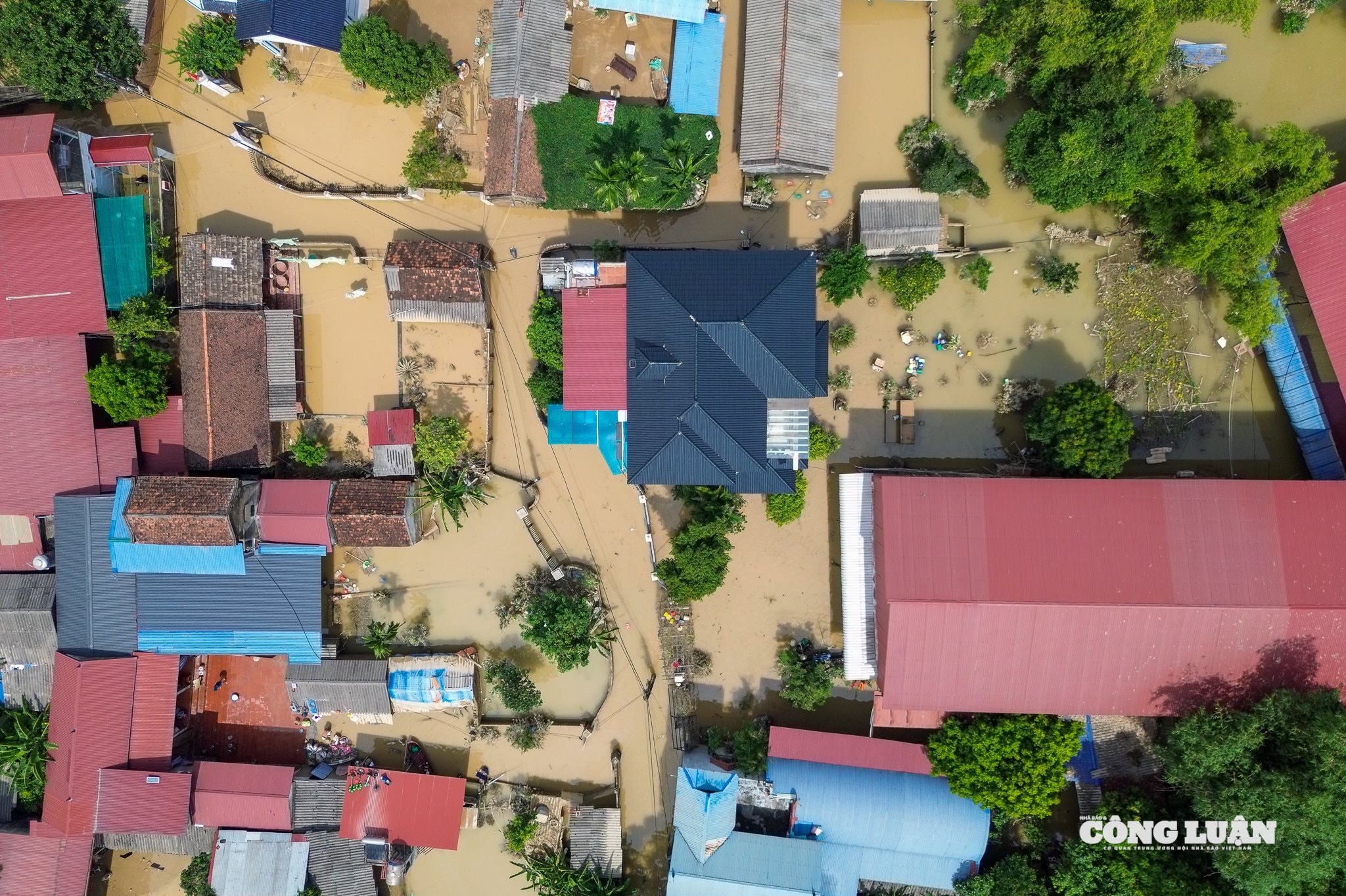  Dù tình hình đã dần ổn định, nhưng các khu vực ngập úng vẫn ngổn ngang sau đợt ngập hiếm gặp. Bùn đất phủ kín lối đi, mùi ẩm nồng bốc lên sau mưa.