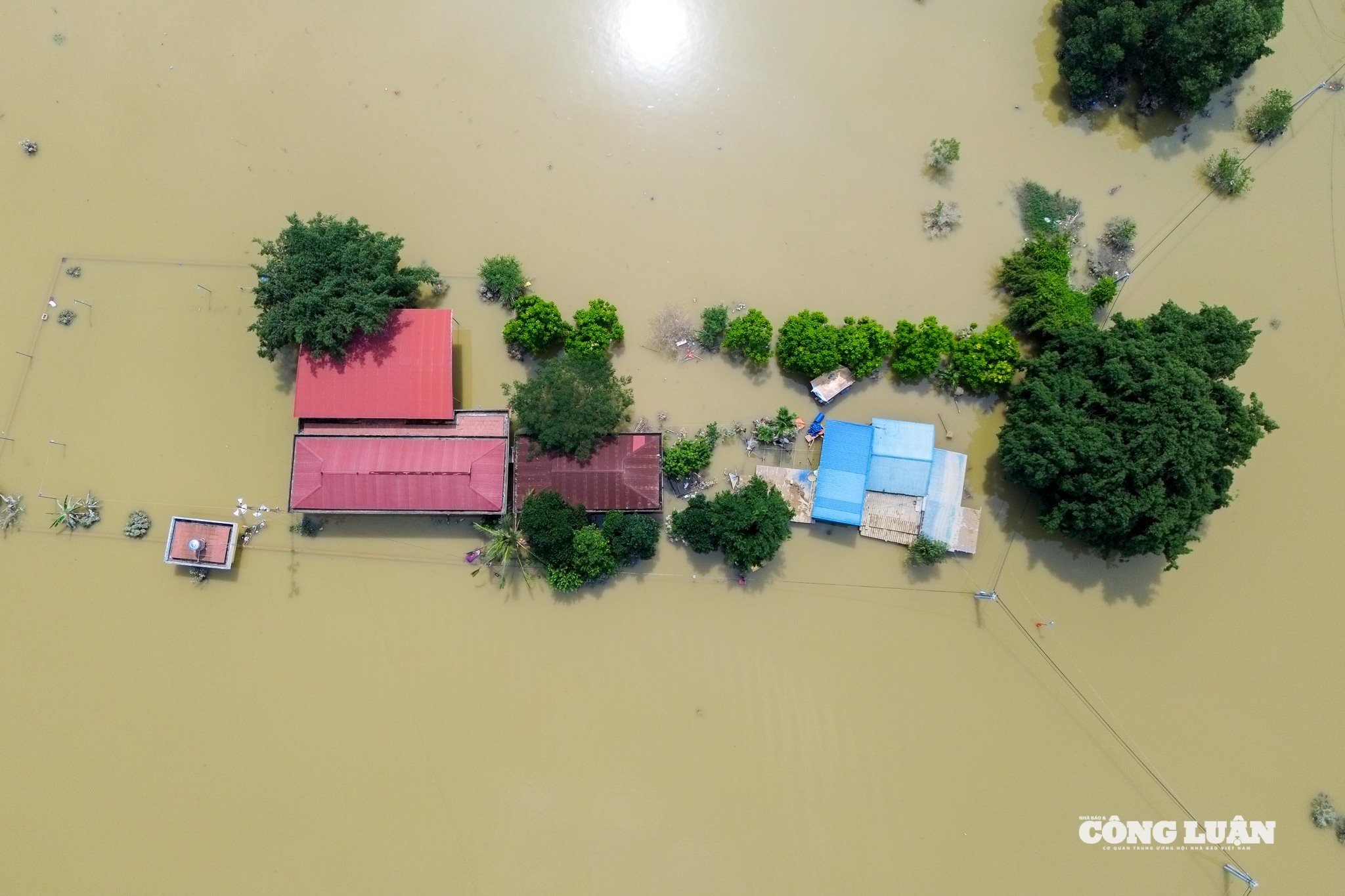 Tối 9/10, Thủ tướng đã có mặt tại các vùng ngập ven sông để kiểm tra công tác ứng phó, chỉ đạo sẵn sàng các phương án di dời và bảo đảm an toàn cho người dân; chính quyền địa phương được yêu cầu huy động lực lượng, phương tiện hỗ trợ khẩn cấp.