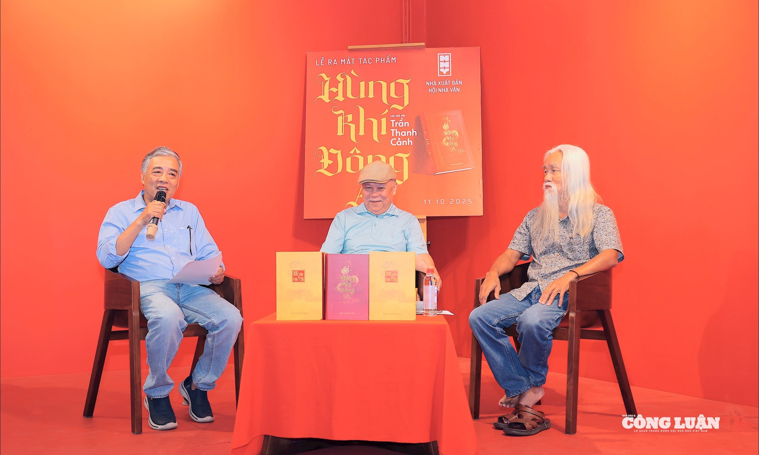 Nhà văn Trần Thanh Cảnh chia sẻ tại buổi ra mắt bộ tiểu thuyết 