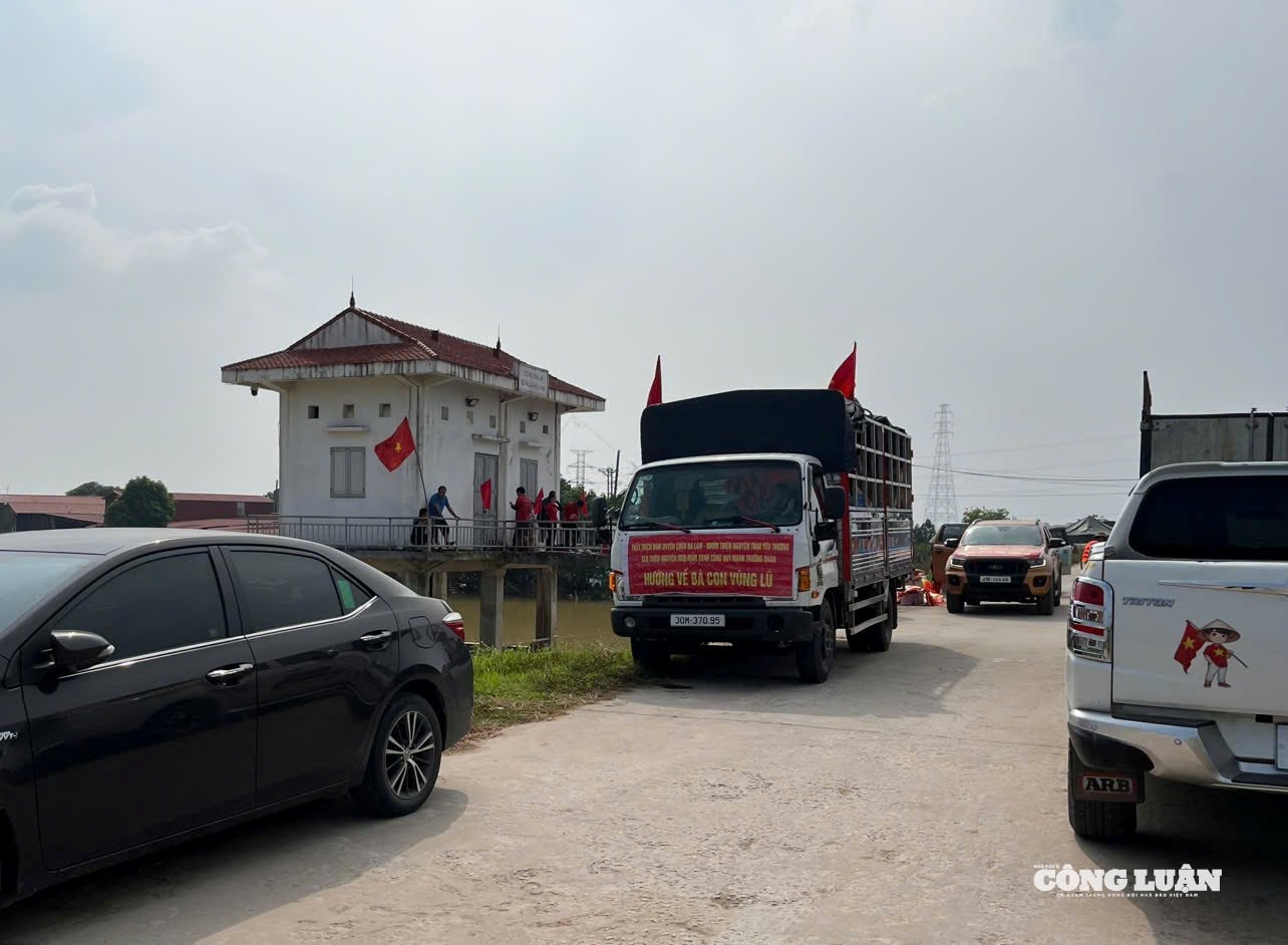 Một đoàn cứu trợ đã tiếp cận để đưa nhu yếu phẩm vào với cư dân thôn Đồng Đạo vào chiều 11/10.