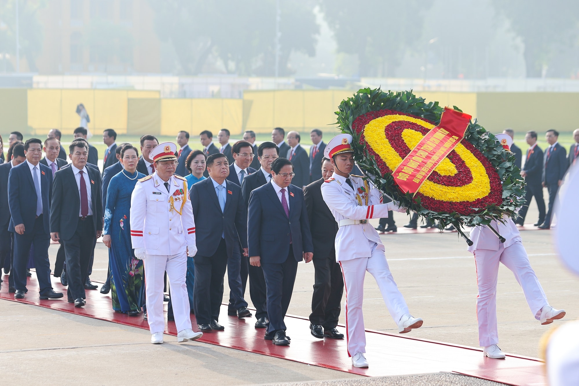 Đoàn đại biểu dự Đại hội Đảng bộ Chính phủ vào Lăng viếng Chủ tịch Hồ Chí Minh- Ảnh 1.