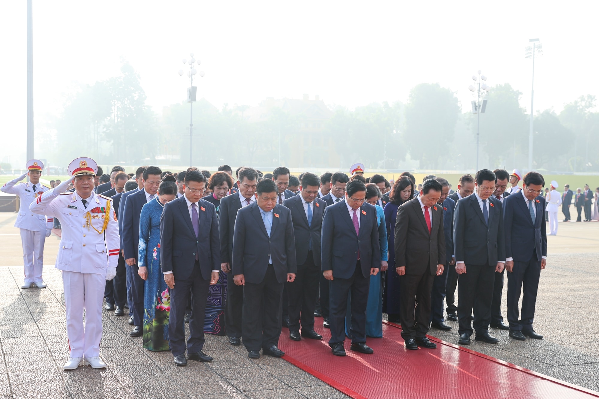 Đoàn đại biểu dự Đại hội Đảng bộ Chính phủ vào Lăng viếng Chủ tịch Hồ Chí Minh- Ảnh 2.