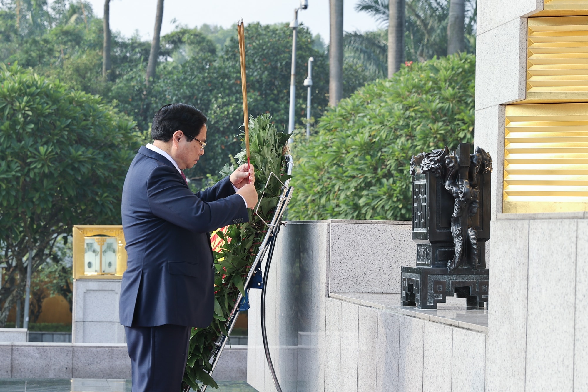 Đoàn đại biểu dự Đại hội Đảng bộ Chính phủ vào Lăng viếng Chủ tịch Hồ Chí Minh- Ảnh 4.