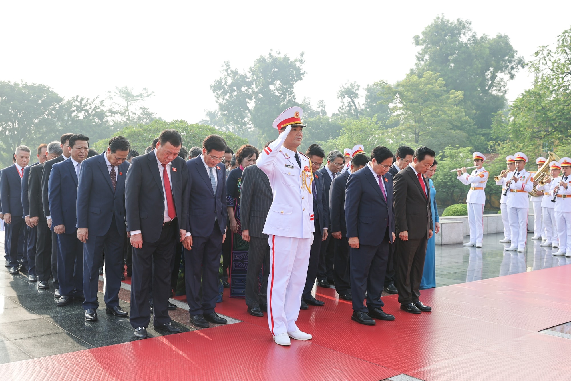 Đoàn đại biểu dự Đại hội Đảng bộ Chính phủ vào Lăng viếng Chủ tịch Hồ Chí Minh- Ảnh 5.