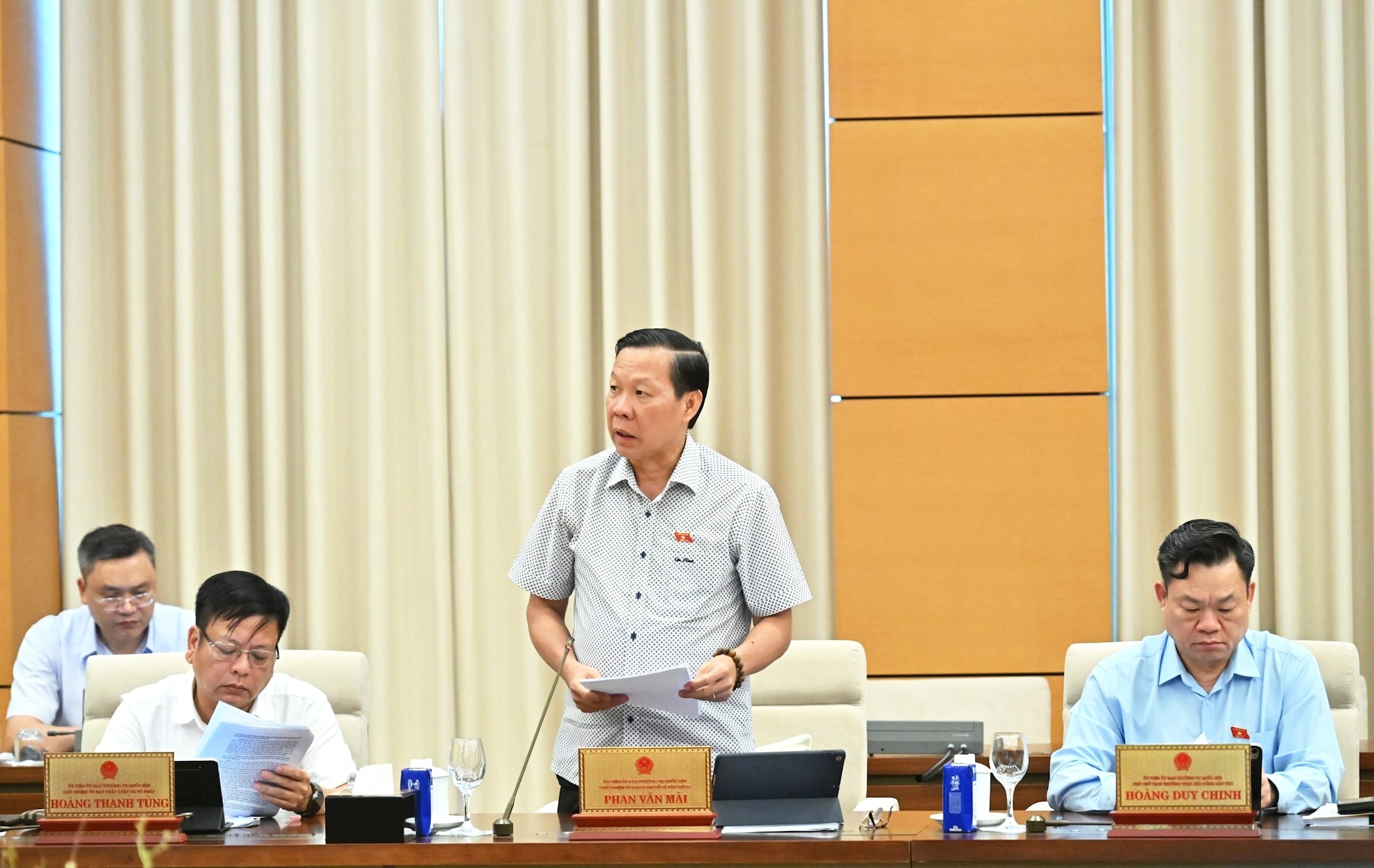 Chủ nhiệm Ủy ban Kinh tế và Tài chính Phan Văn Mãi trình bày Báo cáo thẩm tra
